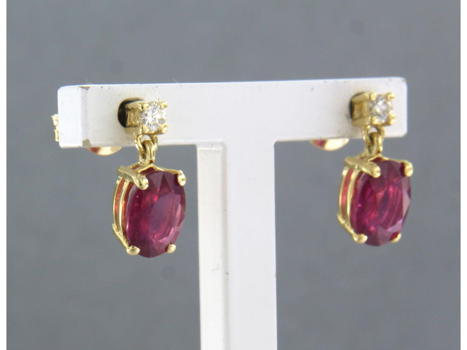 Moderne Boucles d'oreilles serties de rubis et de diamants Or jaune 18k en vente
