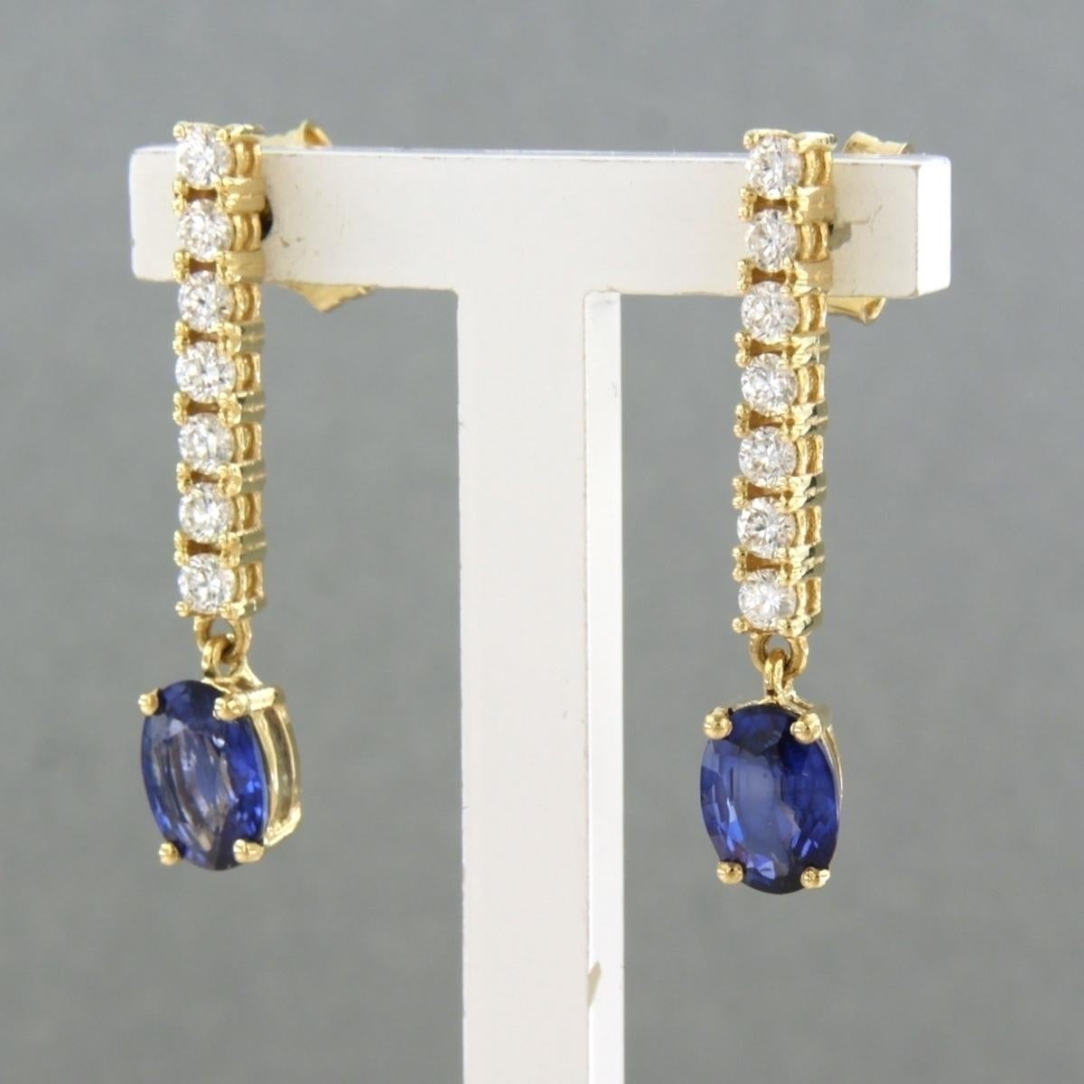 18k yellow gold earrings set with sapphire up to. 1.70ct and brilliant cut diamond up to. 0.60ct - F/G - VS/SI

detailed description:

The earrings are 2.8 cm high and 5.2 mm wide

weight: 3.5 grams

occupied with :

- 2 x 7.0 mm x 5.0 mm oval facet