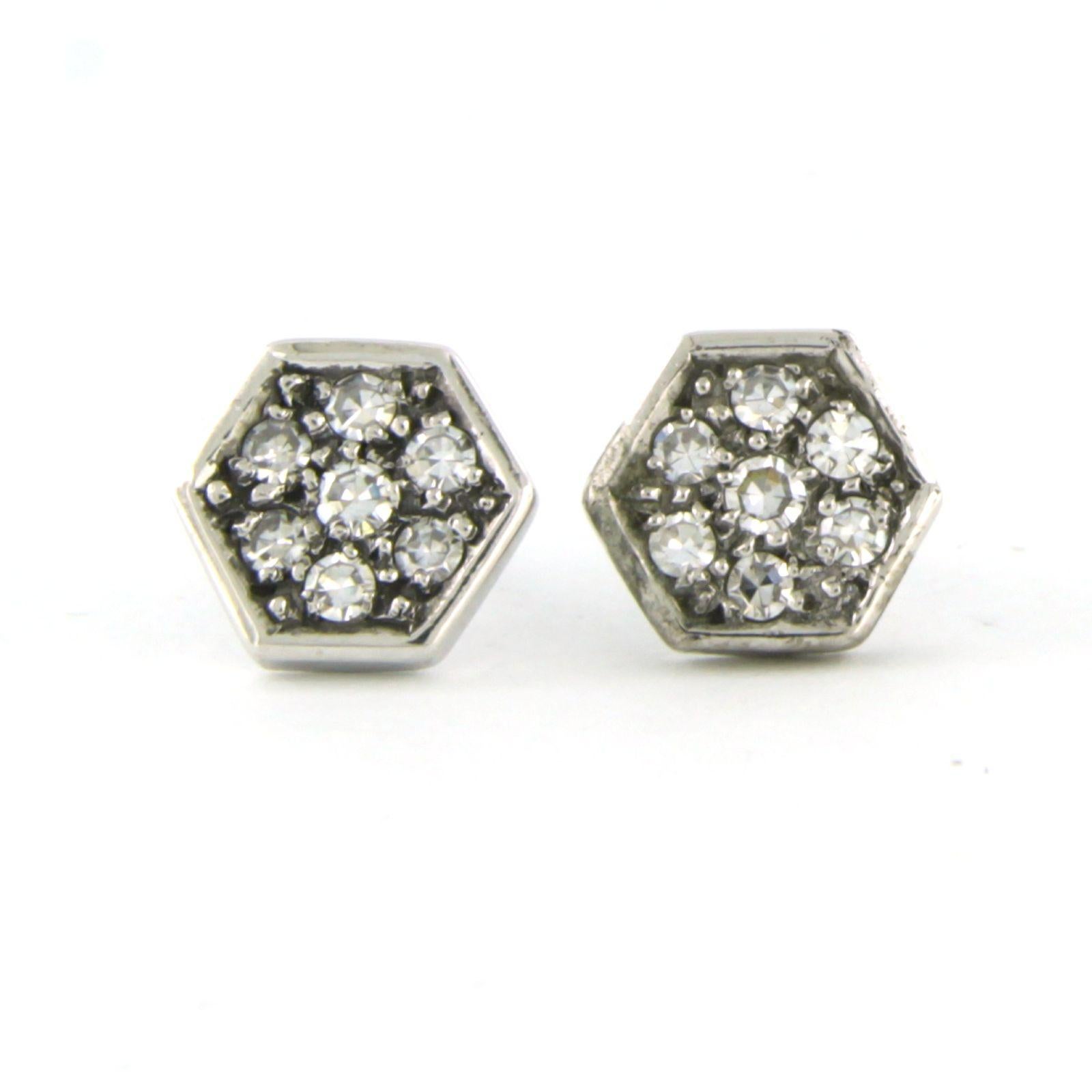 18k white gold stud earrings with single cut diamond up to. 0.44ct - F/G – VS/SI

Detailed description:

the size of the ear stud is 9.2 mm wide

Total weight 2.6 grams

put with

- 14 x 1.9 mm - 2.1 mm single cut diamond, approximately 0.44 carats