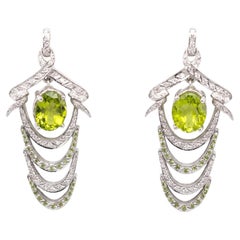 Orecchini Spinosa in oro bianco 18k con diamanti e peridoti