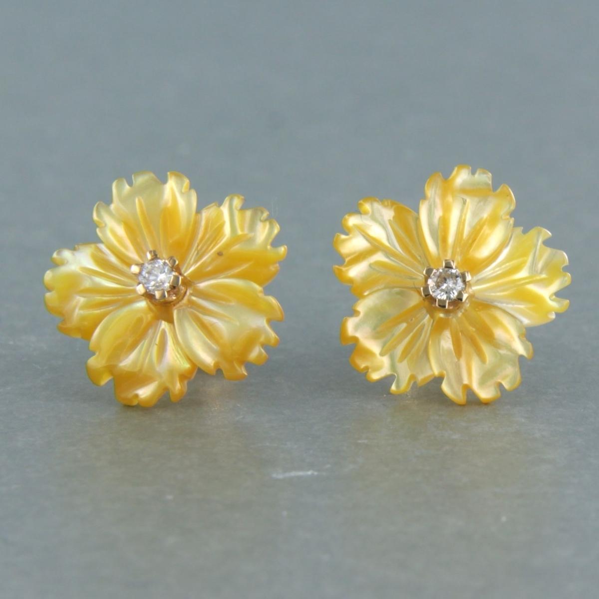 18k rose gold ear studs with flower-cut yellow agate and brilliant cut diamond 0.08 ct - G/H - VS/SI

detailed description:

the top of the ear stud is 1.4 cm wide

weight 2.0 grams

set with

- 2 x 1.4 mm flower shape cut agate

color yellow
purity