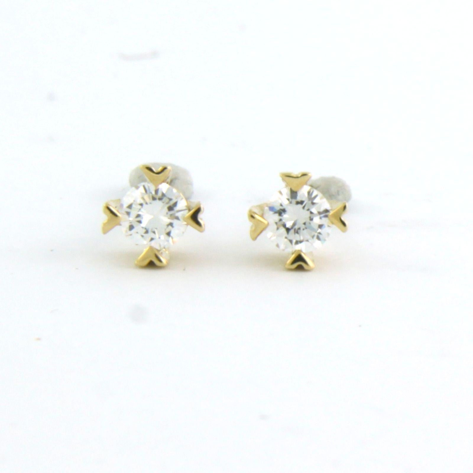 18k yellow gold solitaire earrings set with brilliant cut diamonds. 0.26ct - K/L - VS/SI

detailed description:

the front of the ear stud is 4.9 mm wide

weight 1.1 grams

Occupied with:

- 2 x 3.2 mm brilliant cut diamond, approximately 0.26