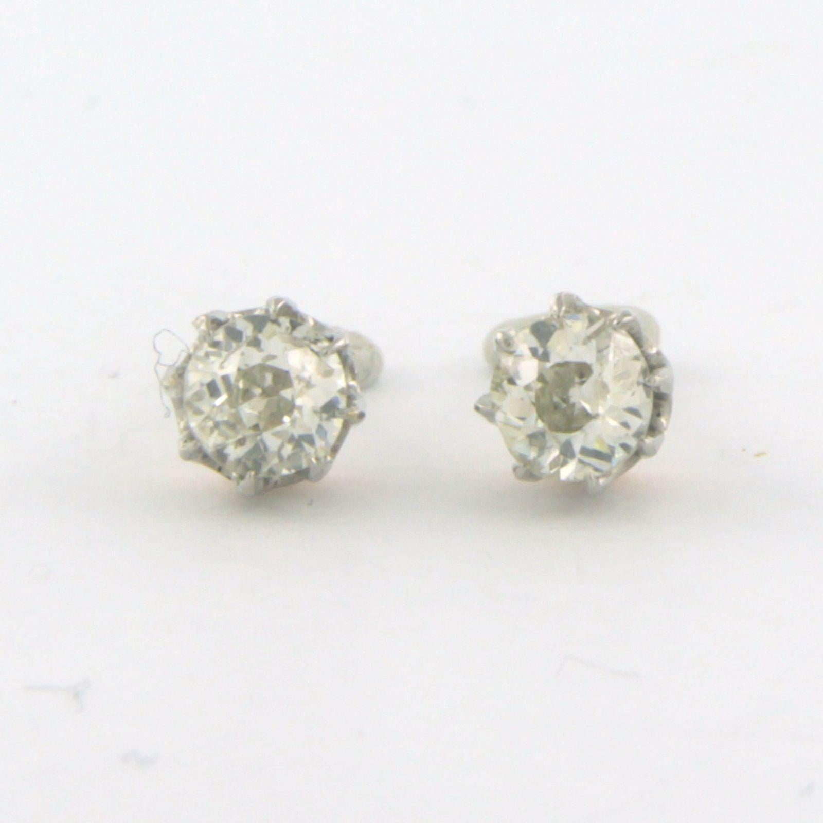 Boucles d'oreilles solitaires en or bicolore 18k serties de diamants taille ancienne. 0.80ct - K.K. - VS/SI

description détaillée :

le haut du clou d'oreille a une largeur de 5.2 mm

poids 2,2 grammes

set avec

- 2 x 4,6 mm diamant taille