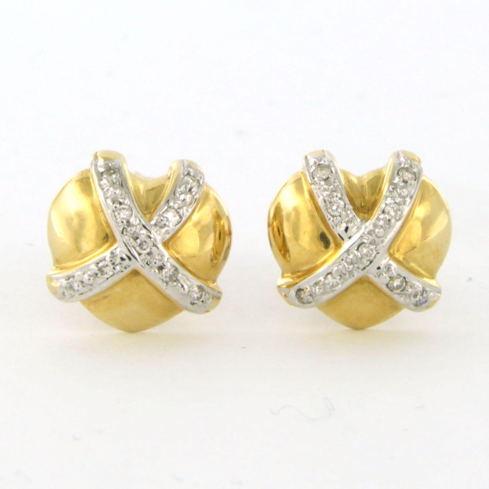 18k bicolour gold earrings set with brilliant cut diamonds up to. approximately 0.10 ct - F/G - VS/SI

detailed description:

the size of the earring is 1.1 cm high and 1.1 cm wide
 
Total weight 4.2 grams

set with

- 18 x 1.0 mm brilliant cut