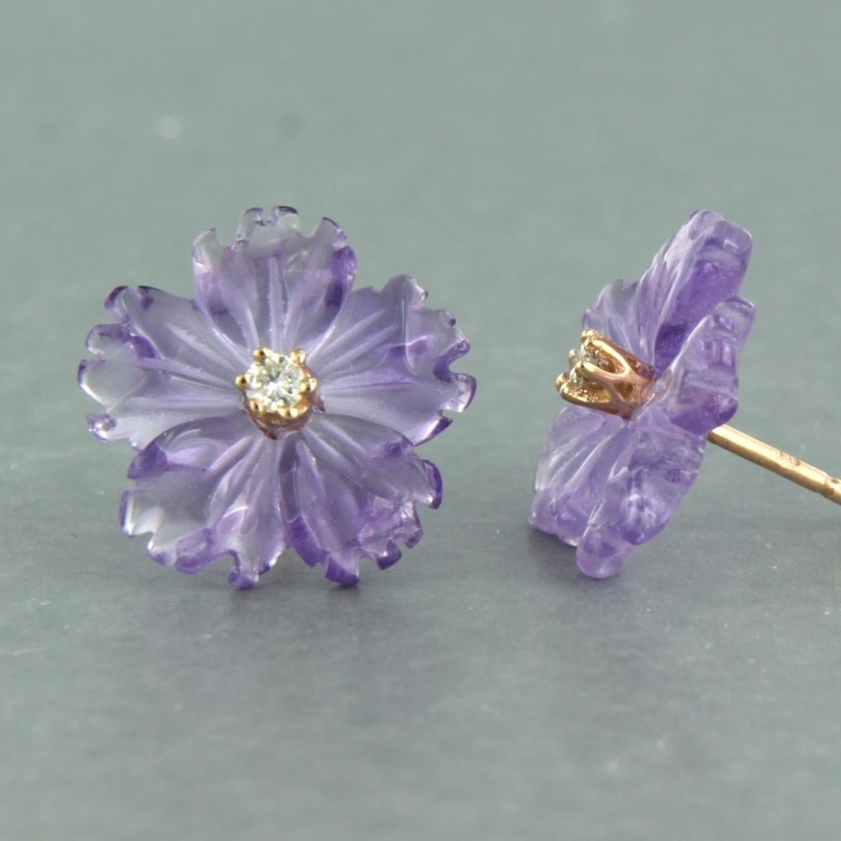 18k pink gold stud earrings with amethyst and brilliant cut diamond 0.08 ct - G/H - VS/SI

detailed description

ear studs have a diameter of 1.4 cm

Total weight 2.3 grams

set with

- 2 x 1.4 cm flower shape cut amethysts

color purple
clarity: