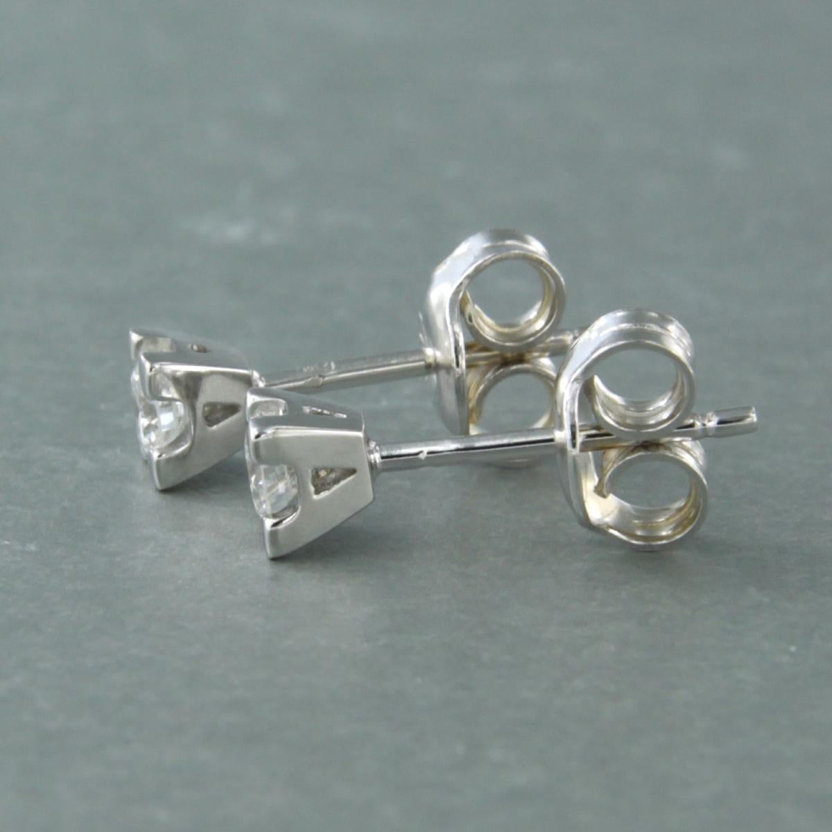 Solitär-Ohrstecker aus 18 Karat Weißgold, besetzt mit Diamanten im Brillantschliff von bis zu 0,22 ct - F/G - VS/SI

Ausführliche Beschreibung:

Die Oberseite des Stifts ist 4.3 mm breit.

Gewicht: 1.4 Gramm

Set mit:

- 2 x 3,1 mm große Diamanten