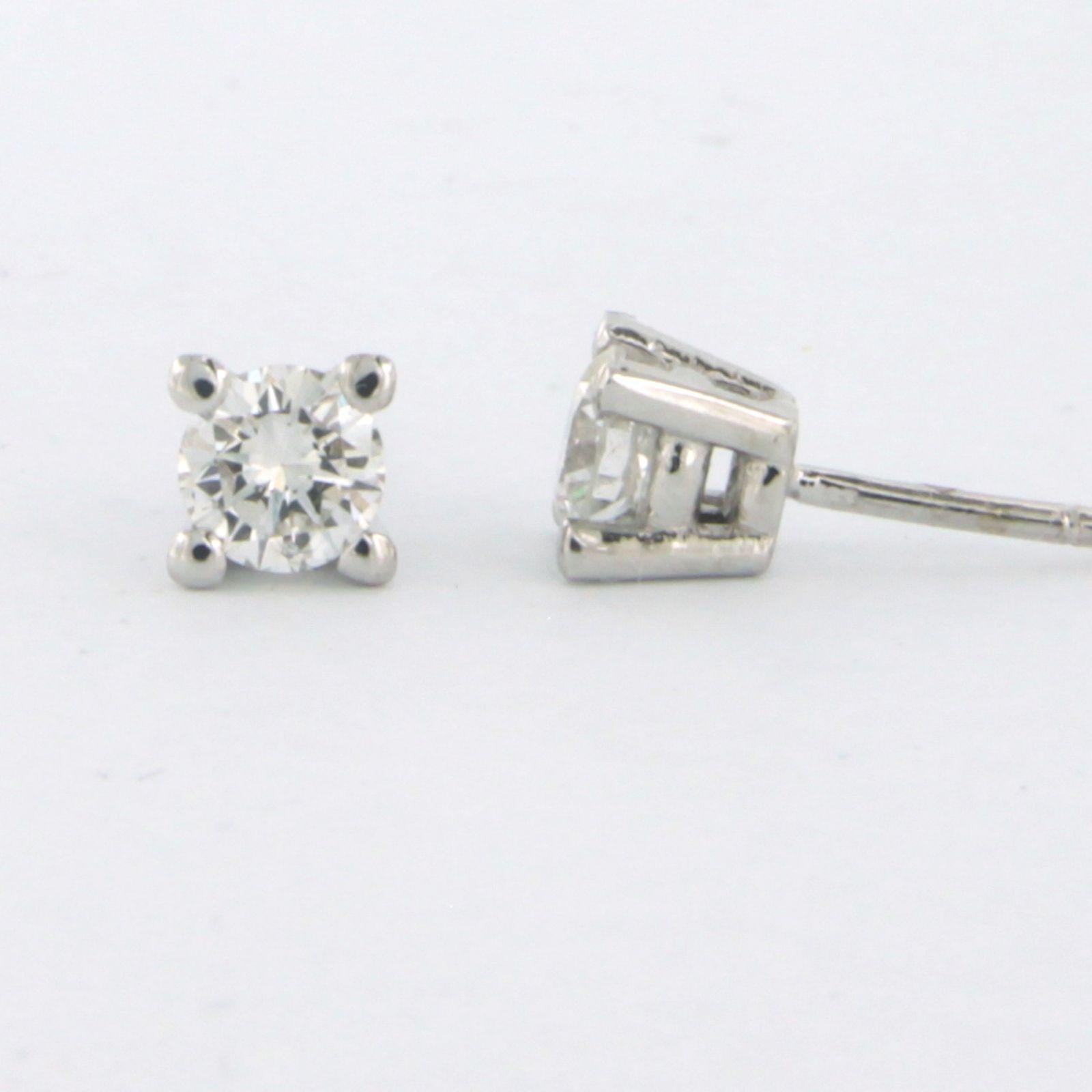 14k white gold solitaire earrings set with brilliant cut diamonds. 0.62ct - F/G - VS/SI

detailed description:

the front of the ear stud is 4.9 mm wide

total weight: 1.5 grams

occupied with:

- 2 x 4.3 mm brilliant cut diamond, approximately 0.62