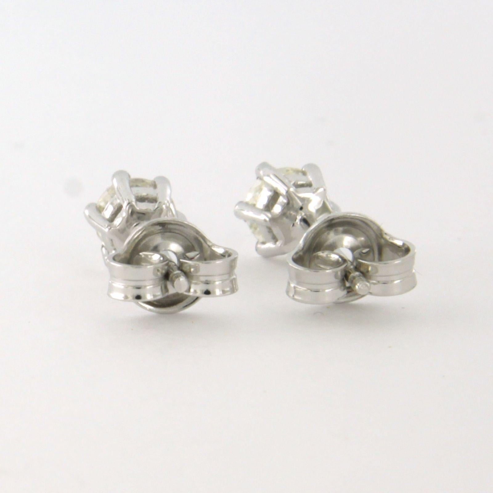 14k white gold solitaire earrings with brilliant cut diamonds. 0.72ct - F/G – VS/SI

Detailed description:

the size of the ear stud is 5.7 mm wide

Total weight 1.4 grams

set with

- 2 x 4.4 mm brilliant cut diamond, approximately 0.72 carats in