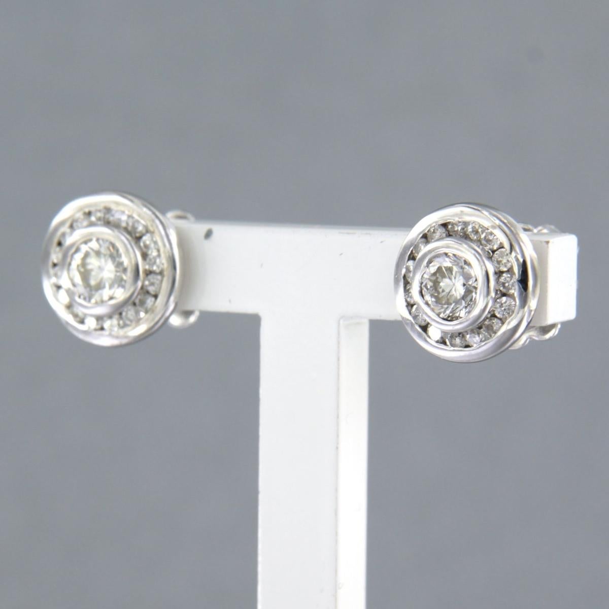 Ohrstecker aus 18 Karat Weißgold, besetzt mit Diamanten im Brillantschliff (bis zu 0,80 Karat) - F/G - VS/SI

ausführliche Beschreibung

die Größe des Stifts ist 8.5 mm breit

Gewicht: 3.0 Gramm

gesetzt mit:

- 2 x 4,0 mm große Diamanten im