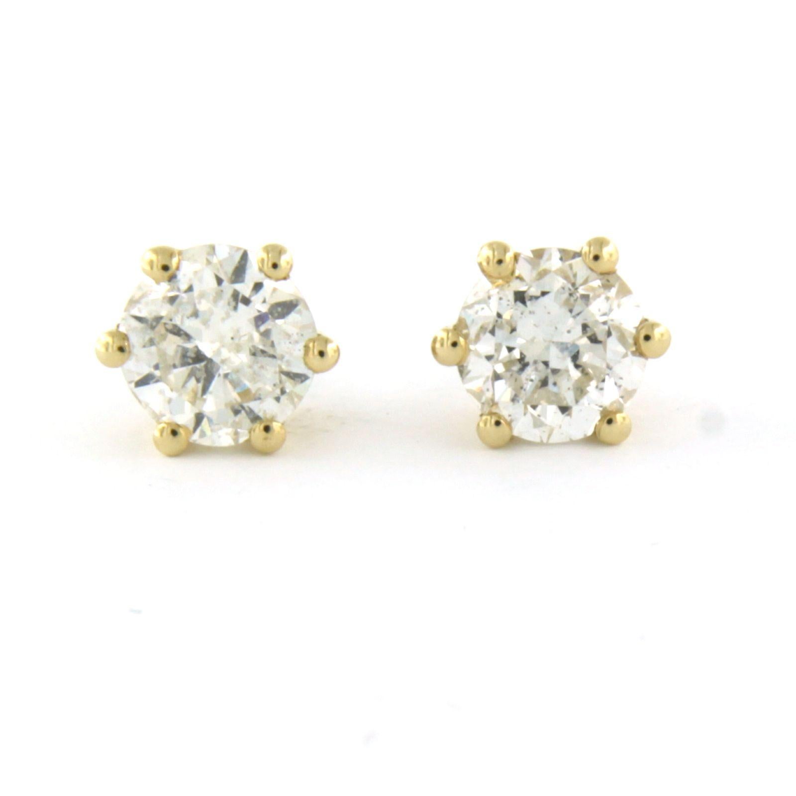 Boucles d'oreilles solitaires en or jaune 14k serties de diamants de taille brillant. 1.44ct - K/L - Piq1

description détaillée :

l'avant du clou d'oreille a une largeur de 6.1 mm

poids total : 2,1 grammes

occupés avec :

- 2 x 5,7 mm diamant