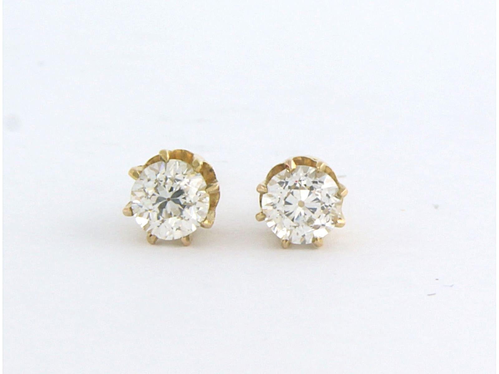 Ohrringe aus 14 Karat Gelbgold, besetzt mit Diamanten im alten europäischen Schliff. 0,76ct - G/H - VS/SI

Ausführliche Beschreibung:

die Spitze des Ohrsteckers ist 5,4 mm breit

Gewicht 2,2 Gramm

gesetzt mit

- 2 x 4,3 mm Diamanten im alten