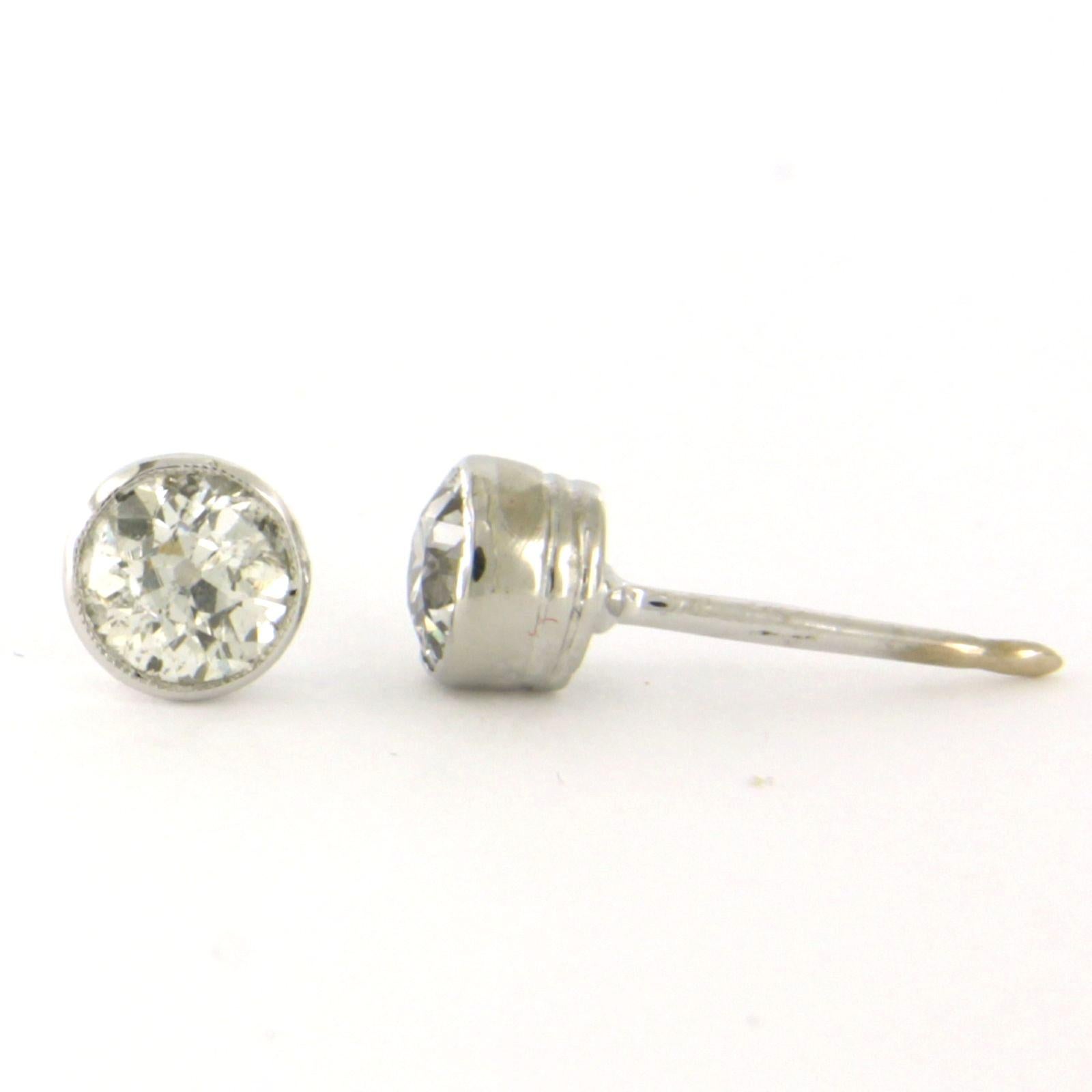 14k white gold solitaire stud earrings set with Old European cut diamonds up to 1.10 ct – G/H – VS, pique 1

Detailed description:

The top of the stud is 5.6 mm wide.

Weight: 1.8 grams

Set with:

- 2 x 5.2 mm Old European cut diamonds, totaling