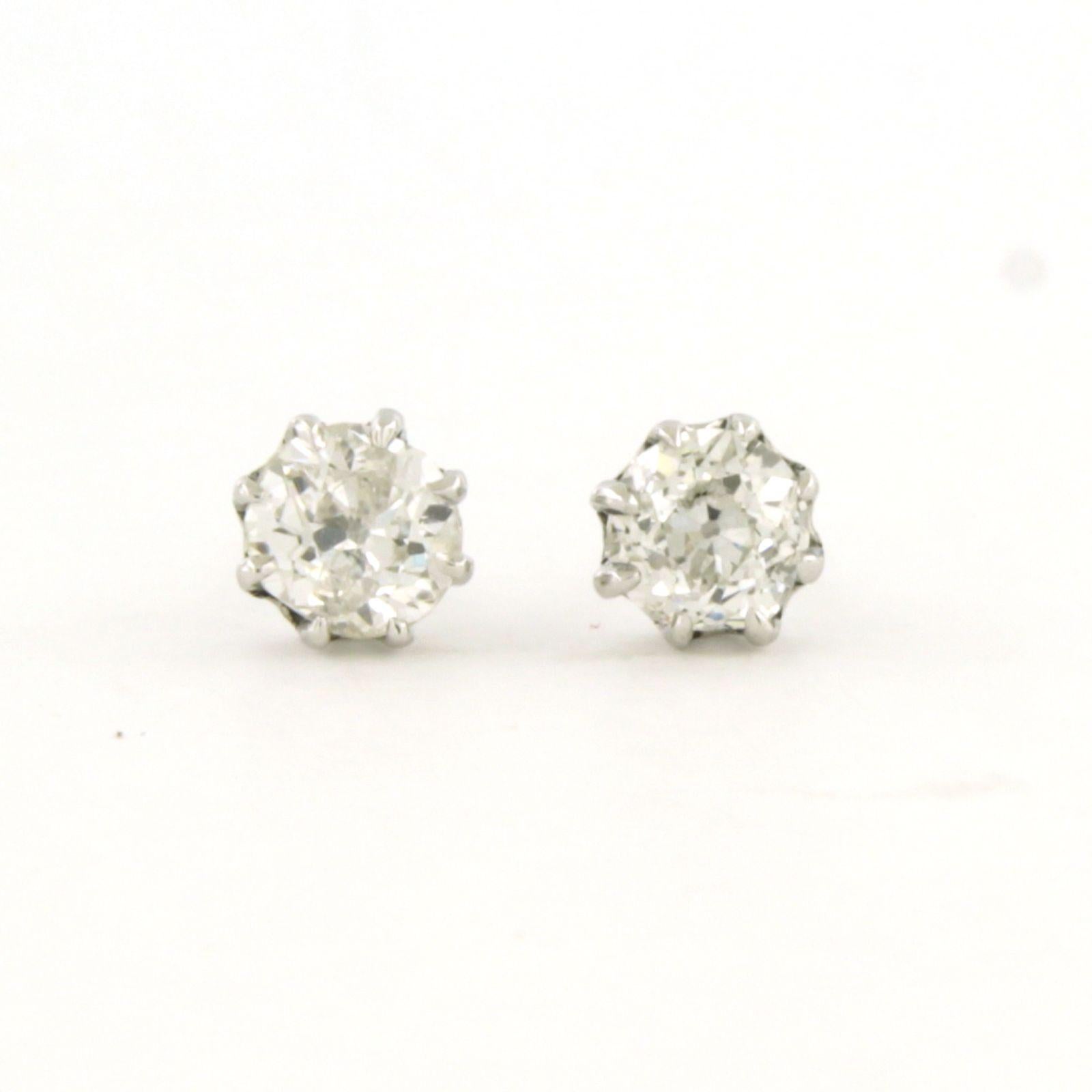 14k white gold solitaire stud earrings set with old mine cut diamonds totaling approximately 1.00 ct – F/G – SI

Detailed description:

the size of the stud earrings is 5.3 mm high by 5.3 mm wide

Total weight 1.3 grams

set with

- 2 x 4.8 mm old