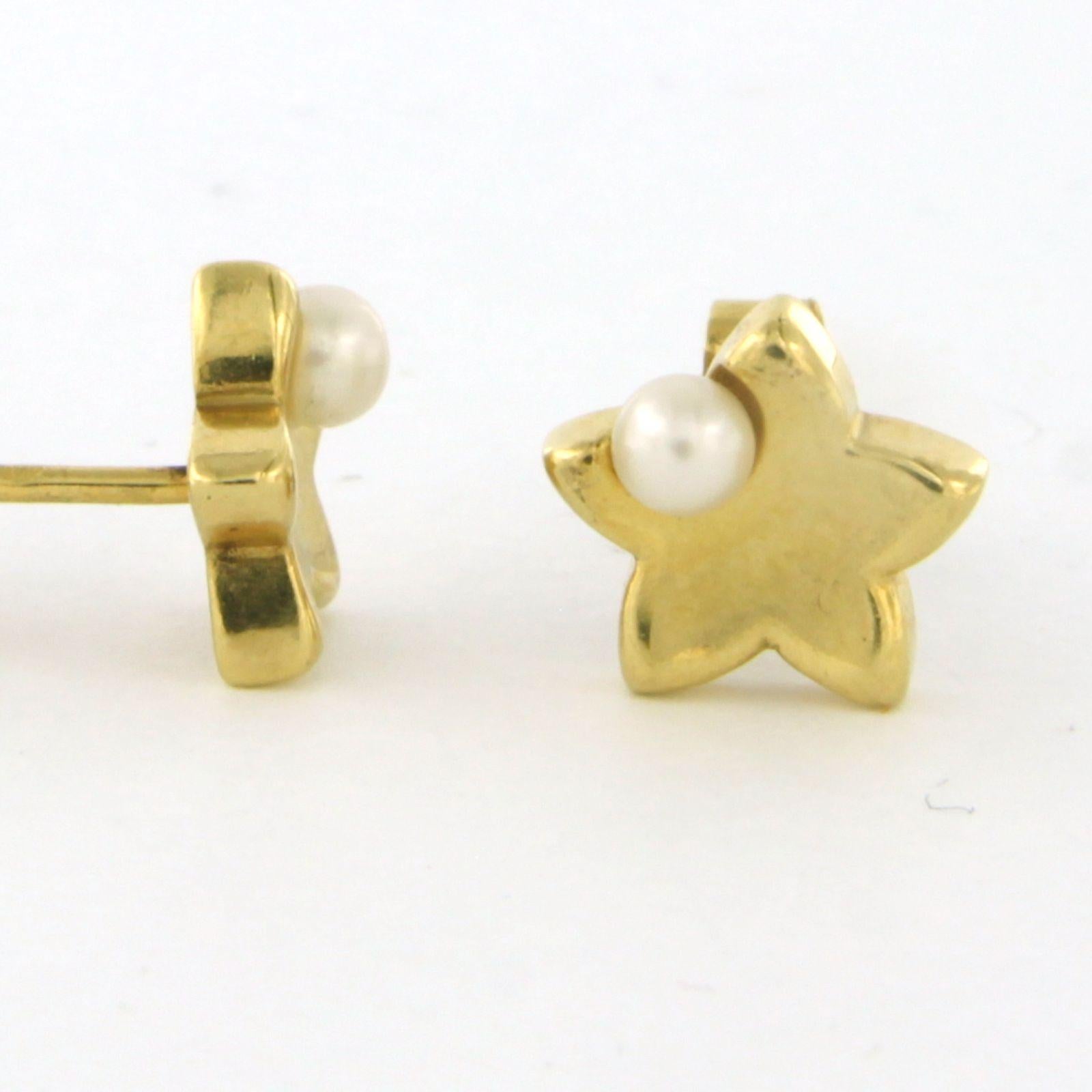 Modern Earrings studs with pearls 2.6 grams 18k yellow gold For Sale