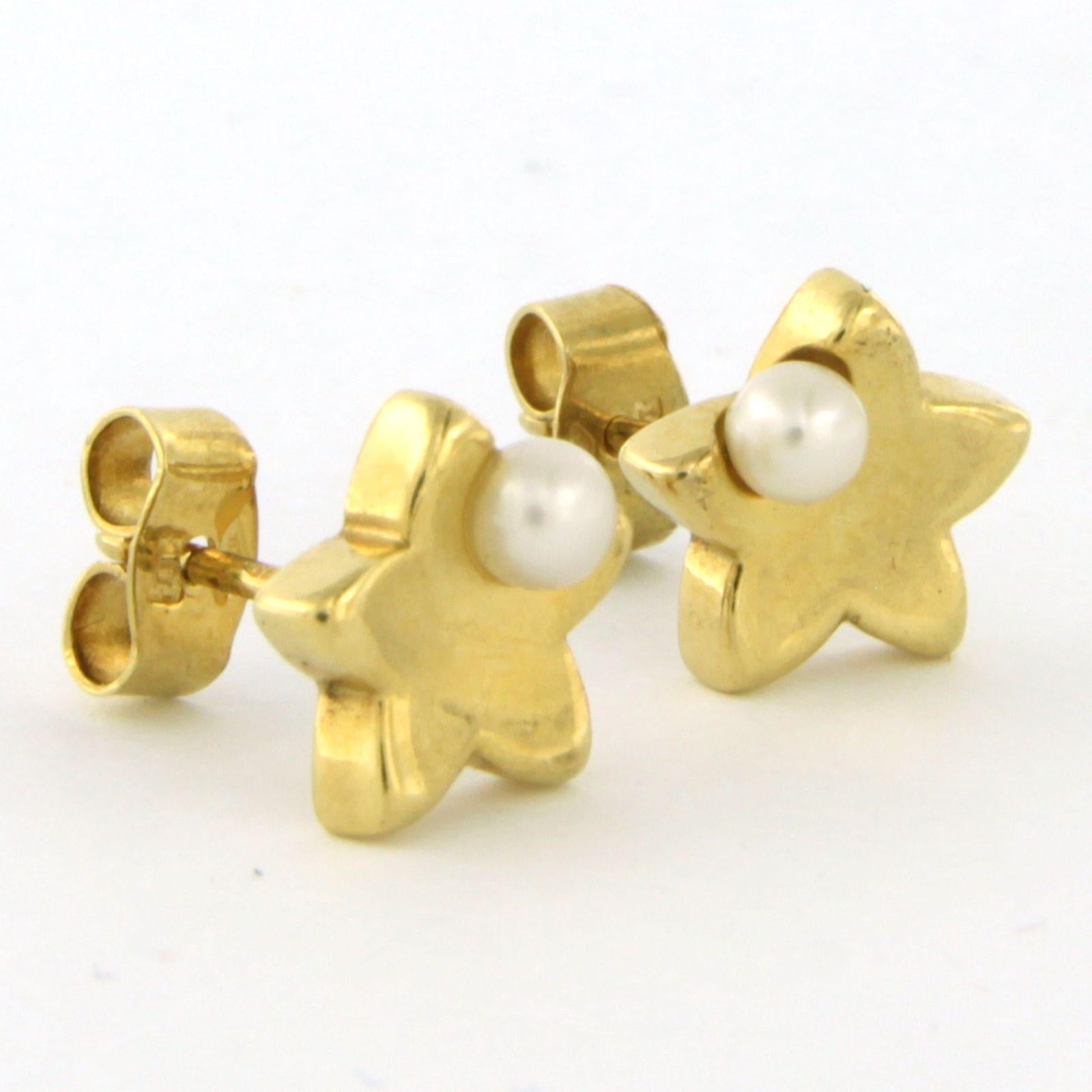 Earrings studs with pearls 2.6 grams 18k yellow gold In New Condition For Sale In The Hague, ZH
