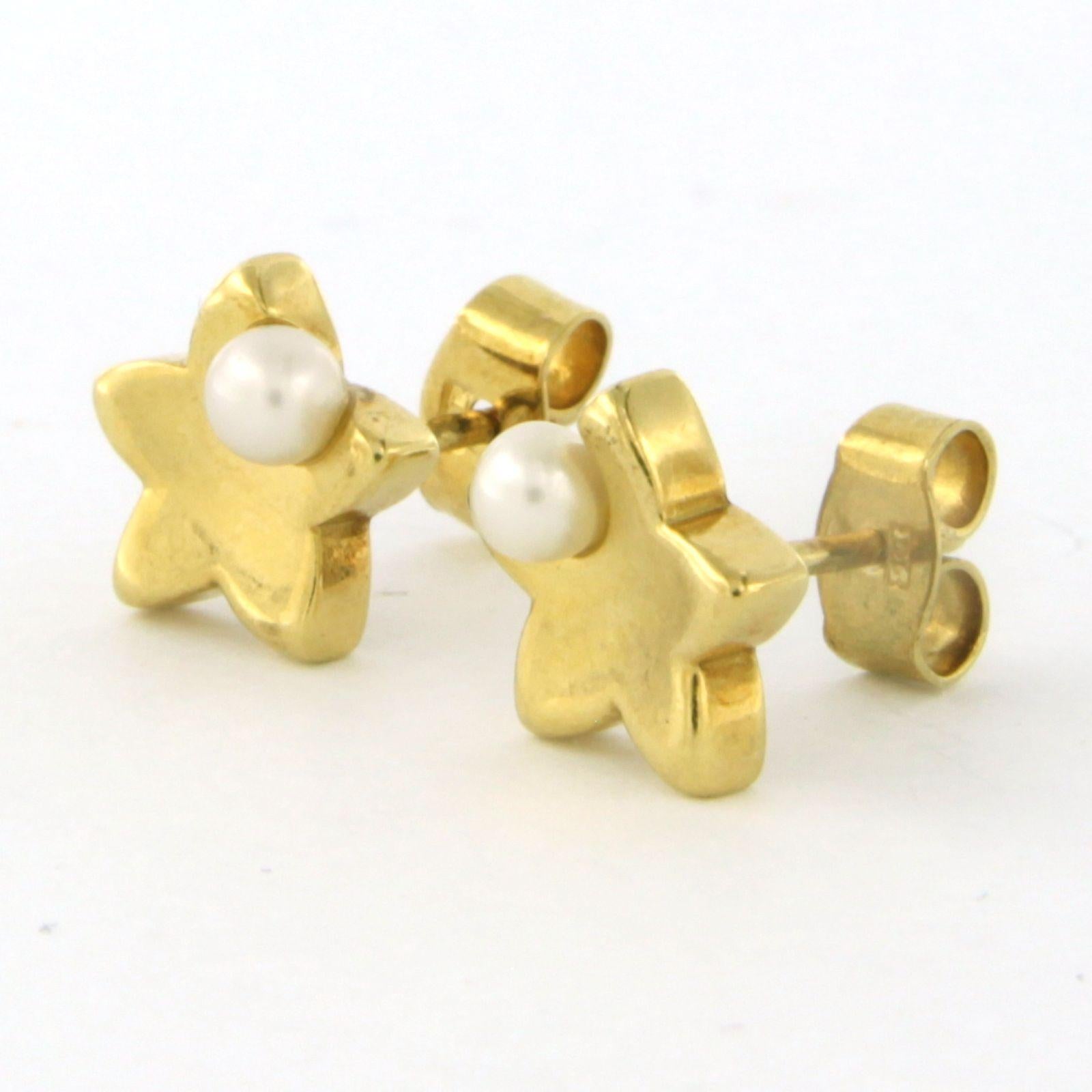 Women's Earrings studs with pearls 2.6 grams 18k yellow gold For Sale