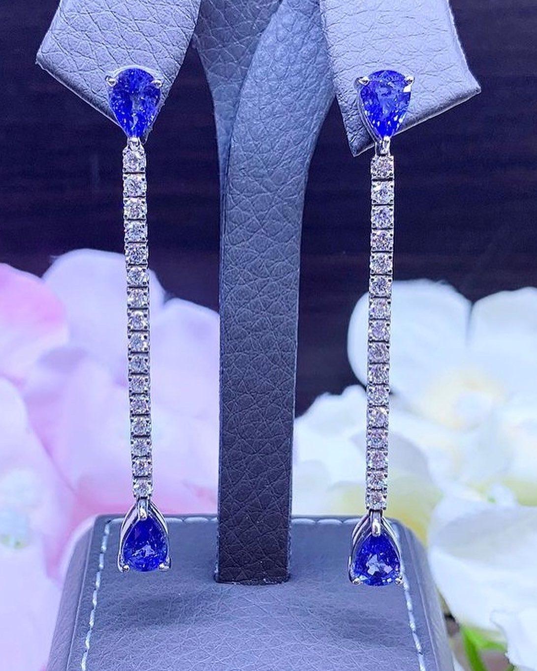 Exclusive earrings in 18k gold with natural Ceylon sapphires ct 4,29 pear cut and diamonds 💎 round brilliant cut ct 1,45 F/VS.
Handcrafted by artisan goldsmith.
Excellent manufacture and quality.

Whosale price.

Note: on my shipment, customers not