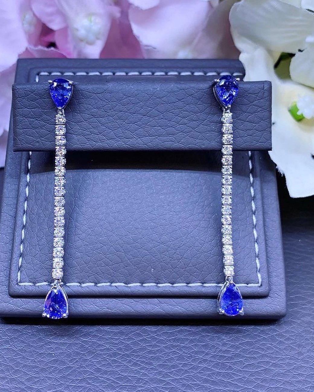 Contemporary Stunning 5, 74 ct di Ceylon sapphires and diamonds on earrings 