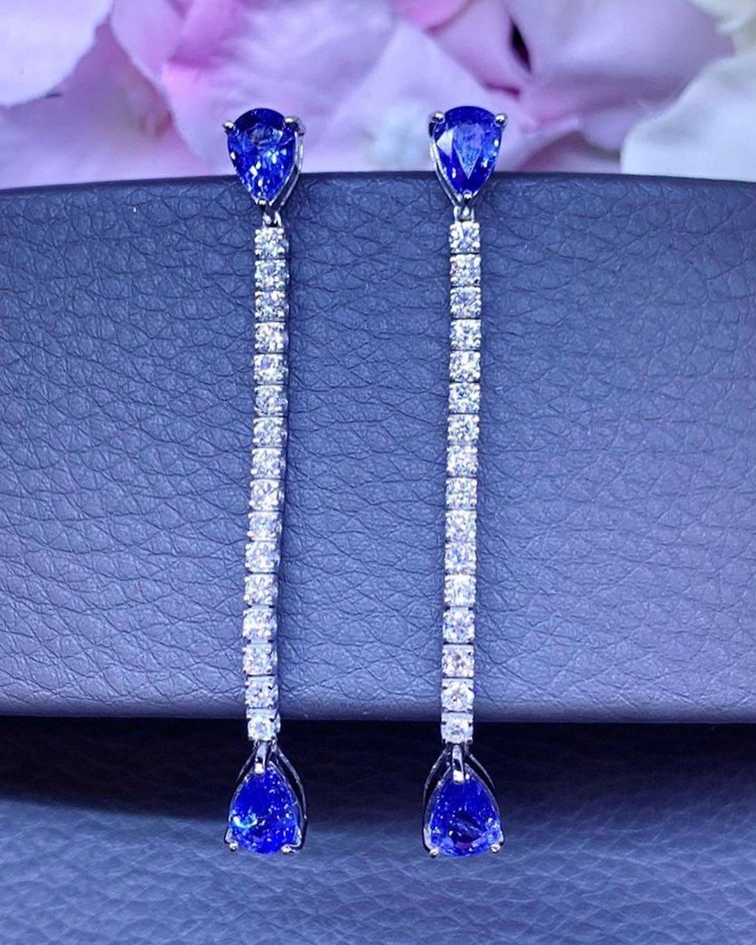 Pear Cut Stunning 5, 74 ct di Ceylon sapphires and diamonds on earrings 