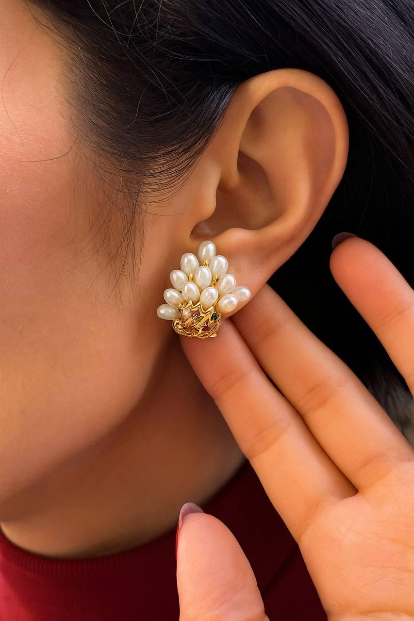 Pendientes de la vendimia 18k Oro Amarillo Perla Cluster . Cuenta en venta