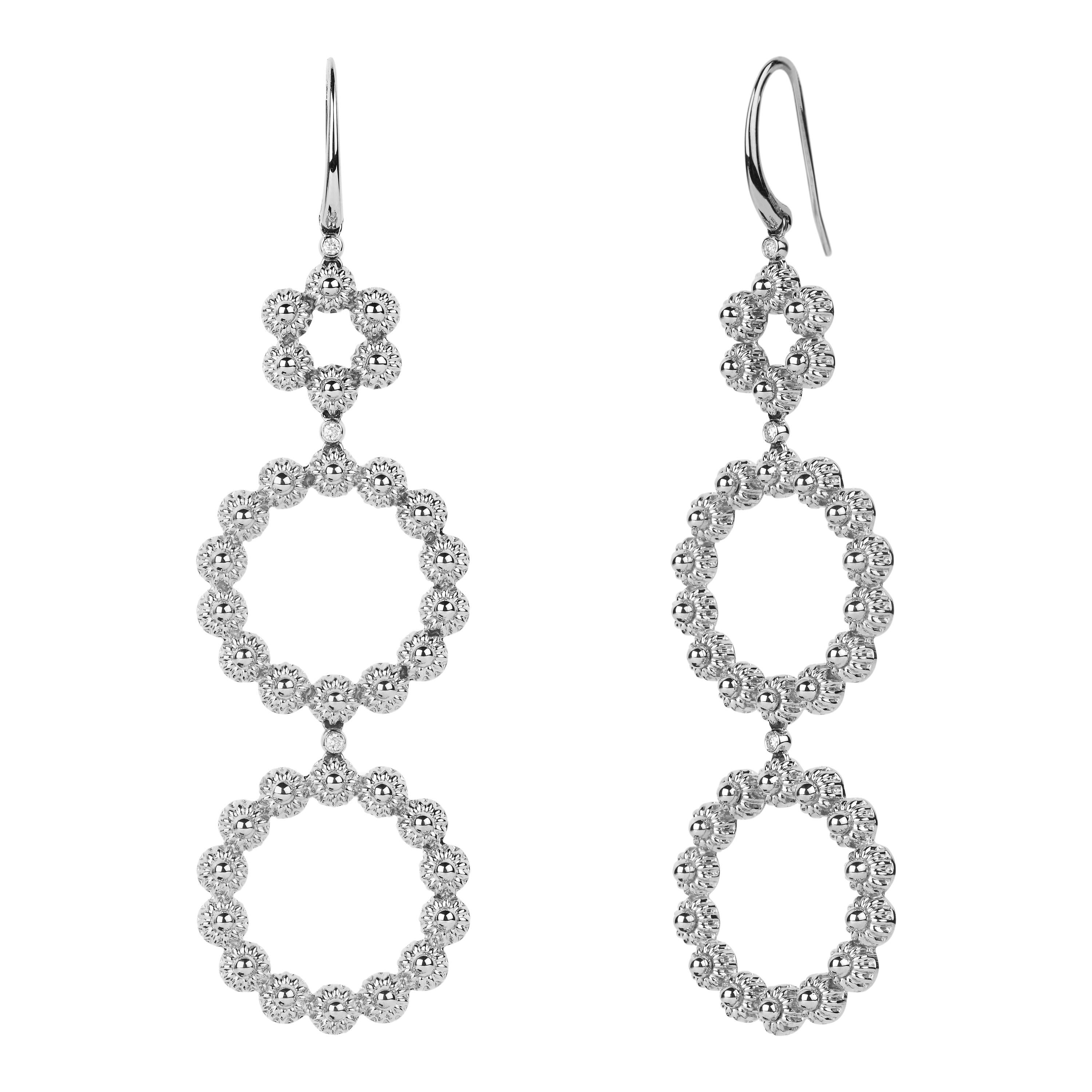 Boucles d'oreilles Warda en or blanc à trois cercles avec fleur orientale en vente