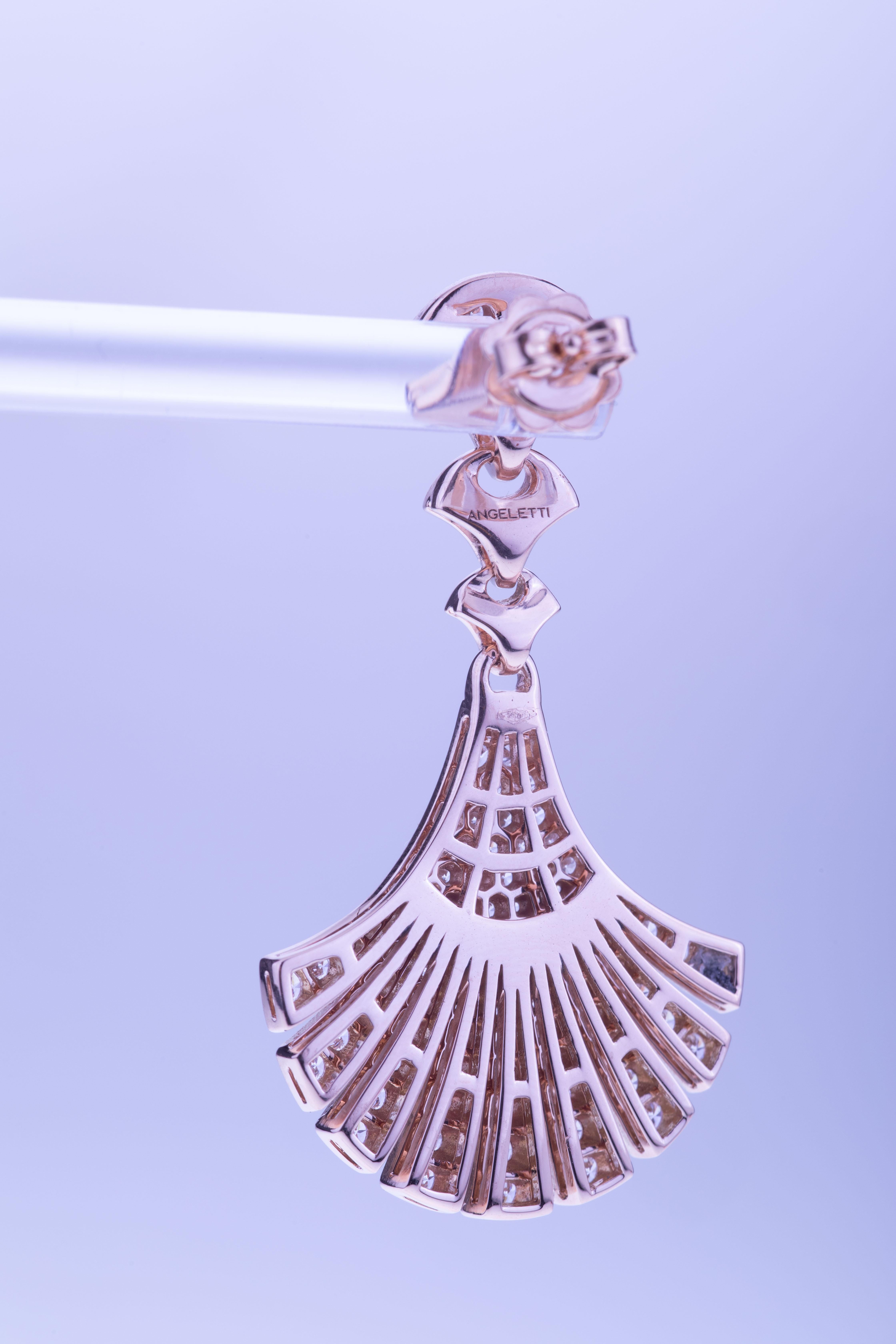 Ohrringe Wave aus Roségold mit Diamanten gewölbt. Unterschrift Design. (Moderne) im Angebot