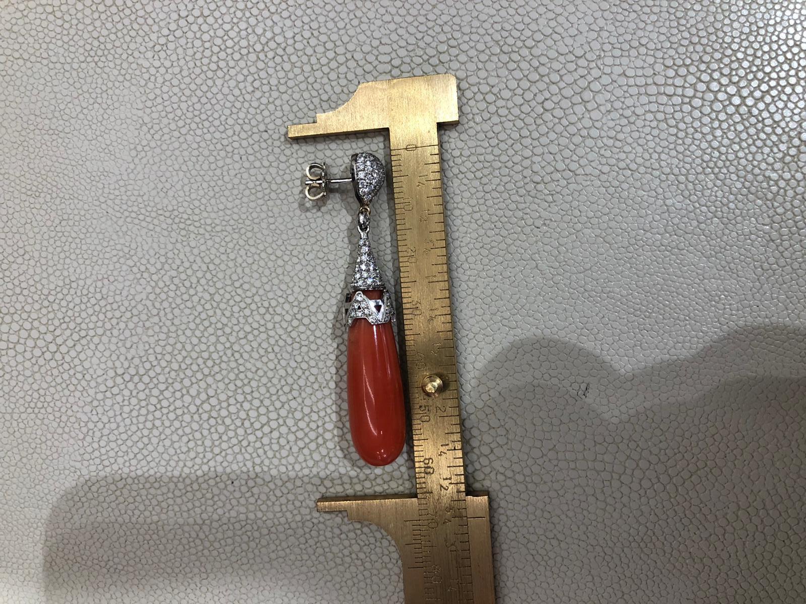 Taglio a goccia Orecchini in oro bianco con diamanti e corallo rosso del Mediterraneo in vendita