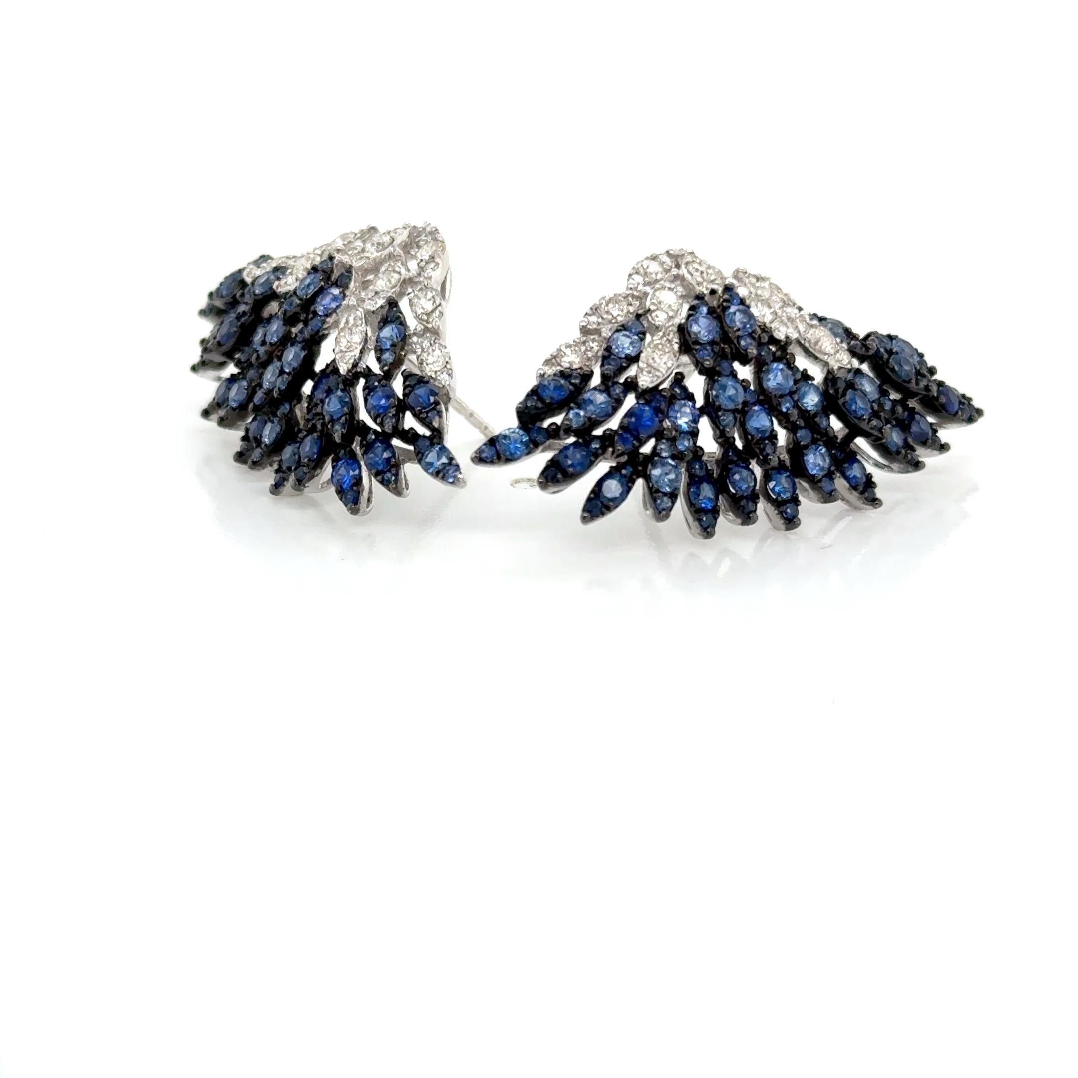 Irradiando sofisticación, estos pendientes de oro blanco de 18 quilates ostentan exquisitos diseños de alas adornados con zafiros de 2,99 quilates y 66 deslumbrantes diamantes que suman 0,88 quilates

Regalo perfecto para Navidad, mamá, novia, hija,