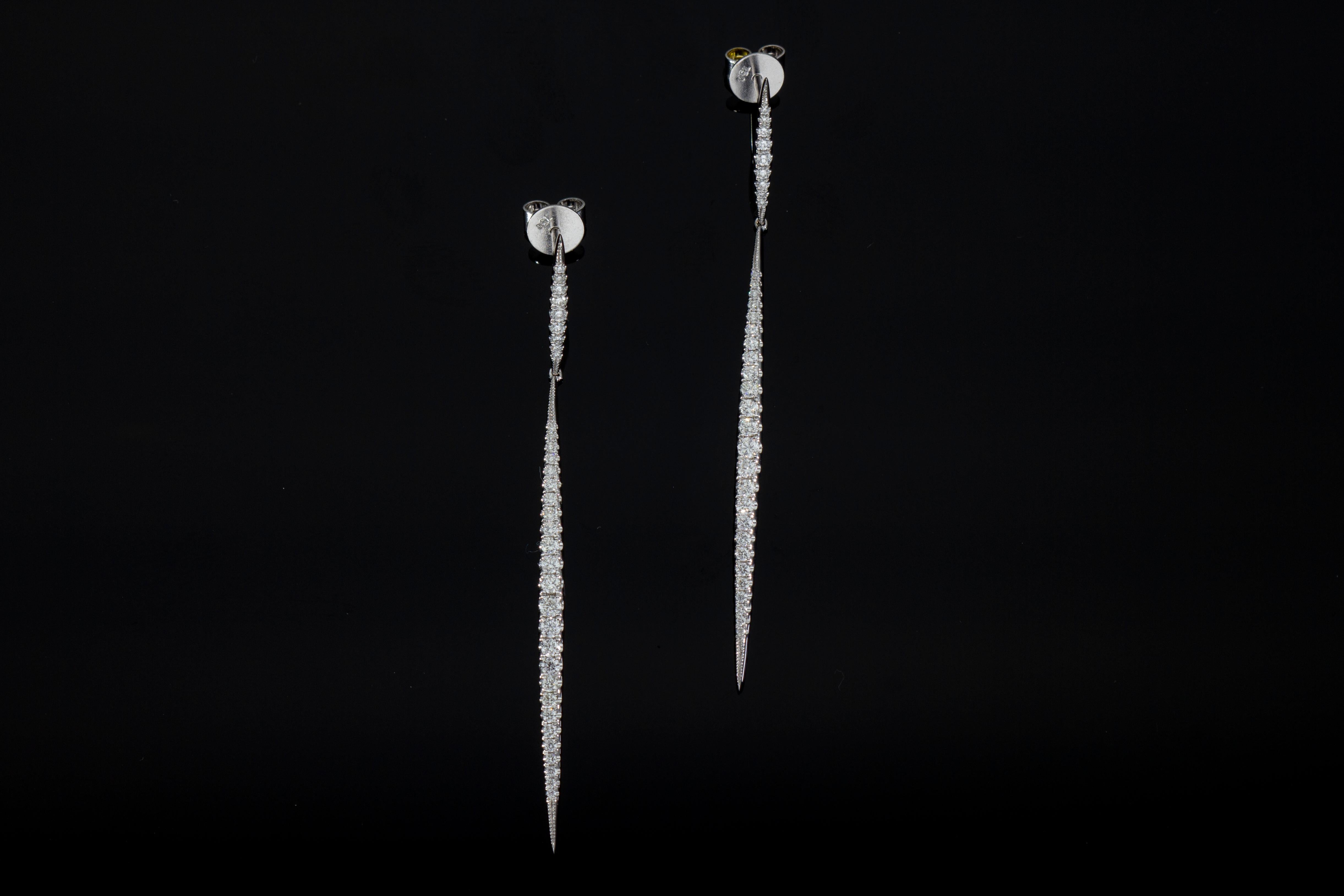 Earrings with 0.74 Ct of Gradated Diamonds, on Hanging Bars, 18 Kt White Gold For Sale 6