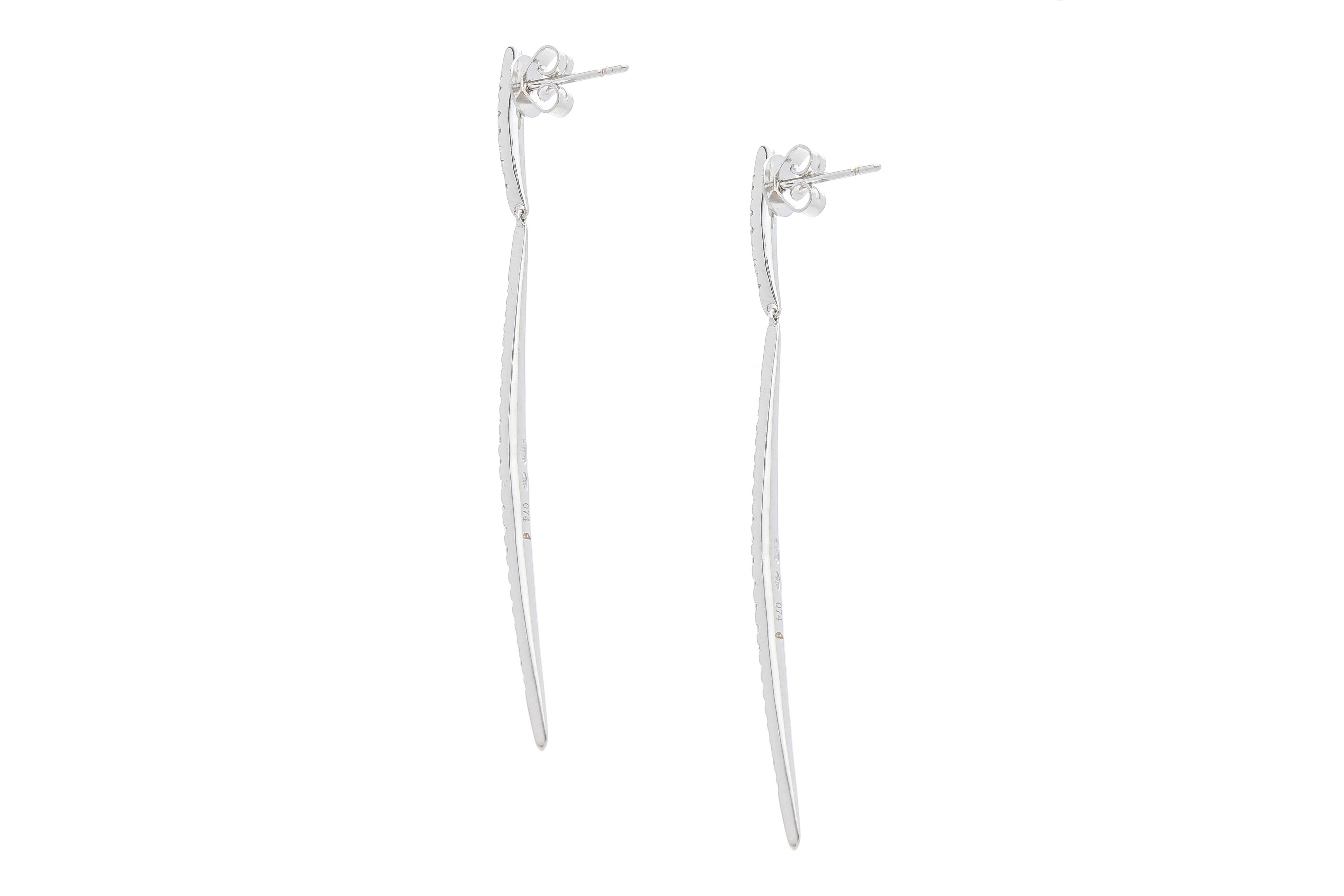 Earrings with 0.74 Ct of Gradated Diamonds, on Hanging Bars, 18 Kt White Gold In New Condition For Sale In Rome, IT