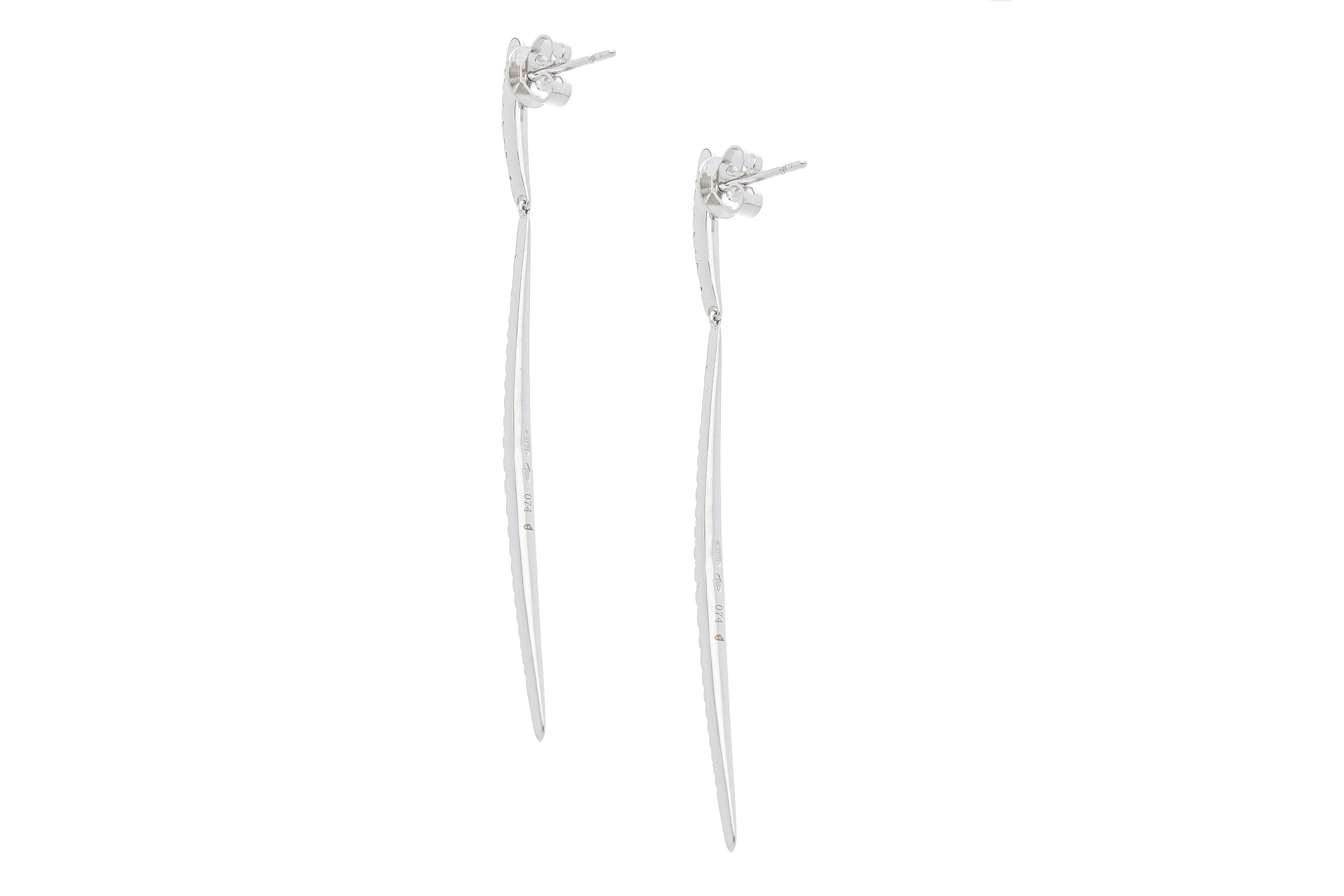 Earrings with 0.74 Ct of Gradated Diamonds, on Hanging Bars, 18 Kt White Gold For Sale 1