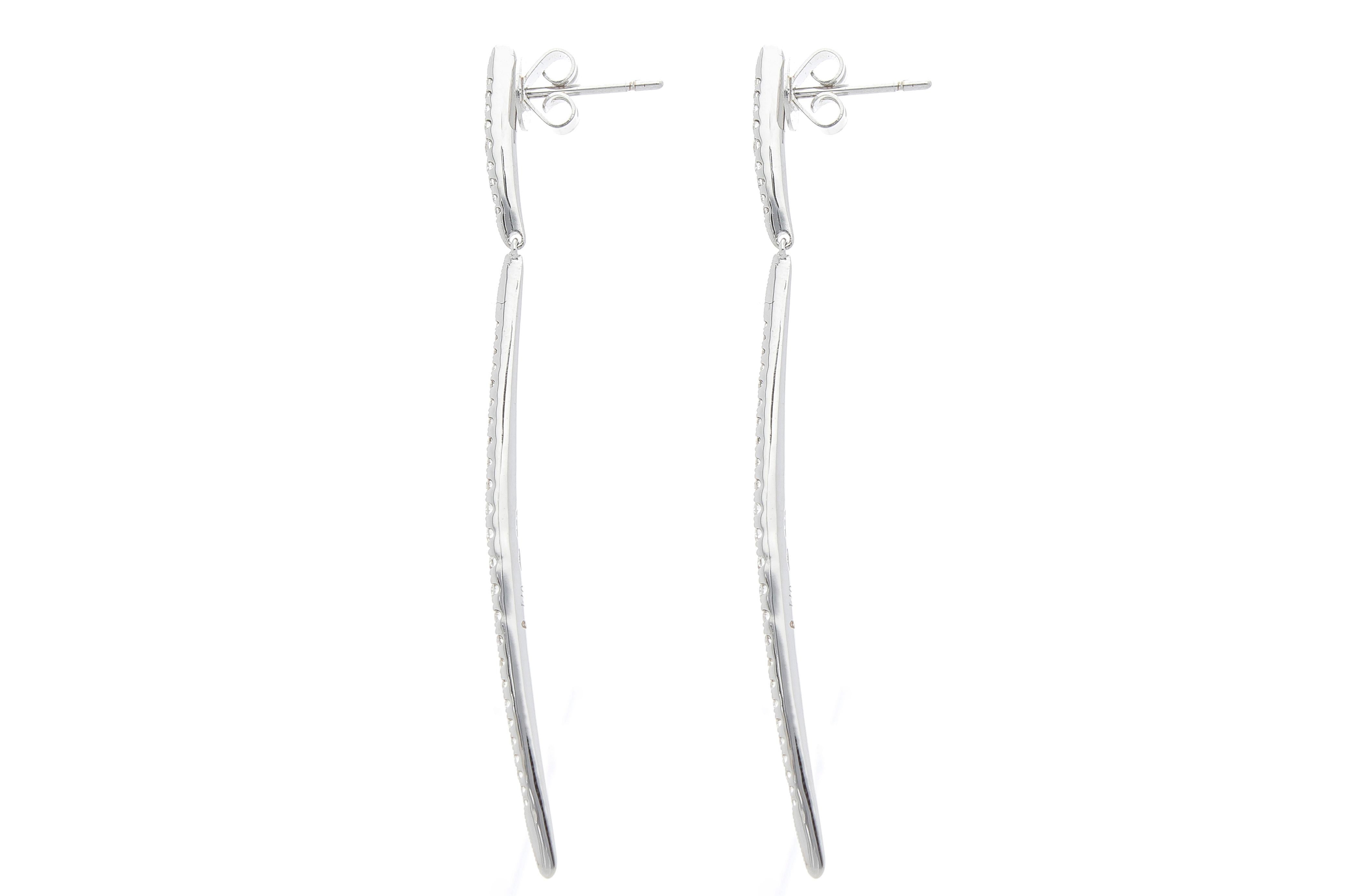 Earrings with 0.74 Ct of Gradated Diamonds, on Hanging Bars, 18 Kt White Gold For Sale 2