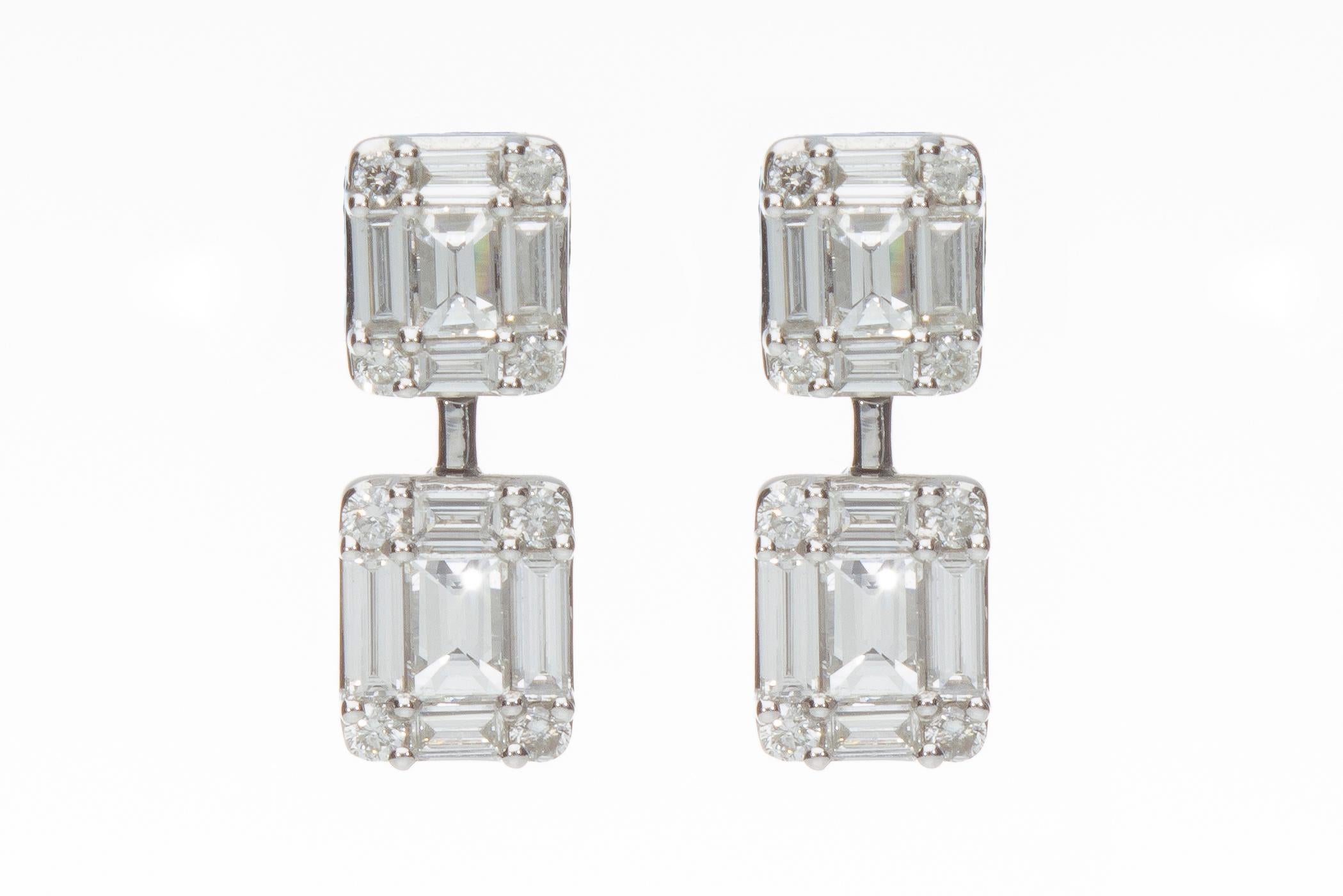 The earrings are made up of four rectangles made up of thirty-six baguette and brilliant cut diamonds, 
for a total weight of 1.15 ct.
The earrings are in 18 Kt white gold.
Weight of the earrings: 3.5 grams

•THE MANUFACTURE IS MADE IN ITALY.