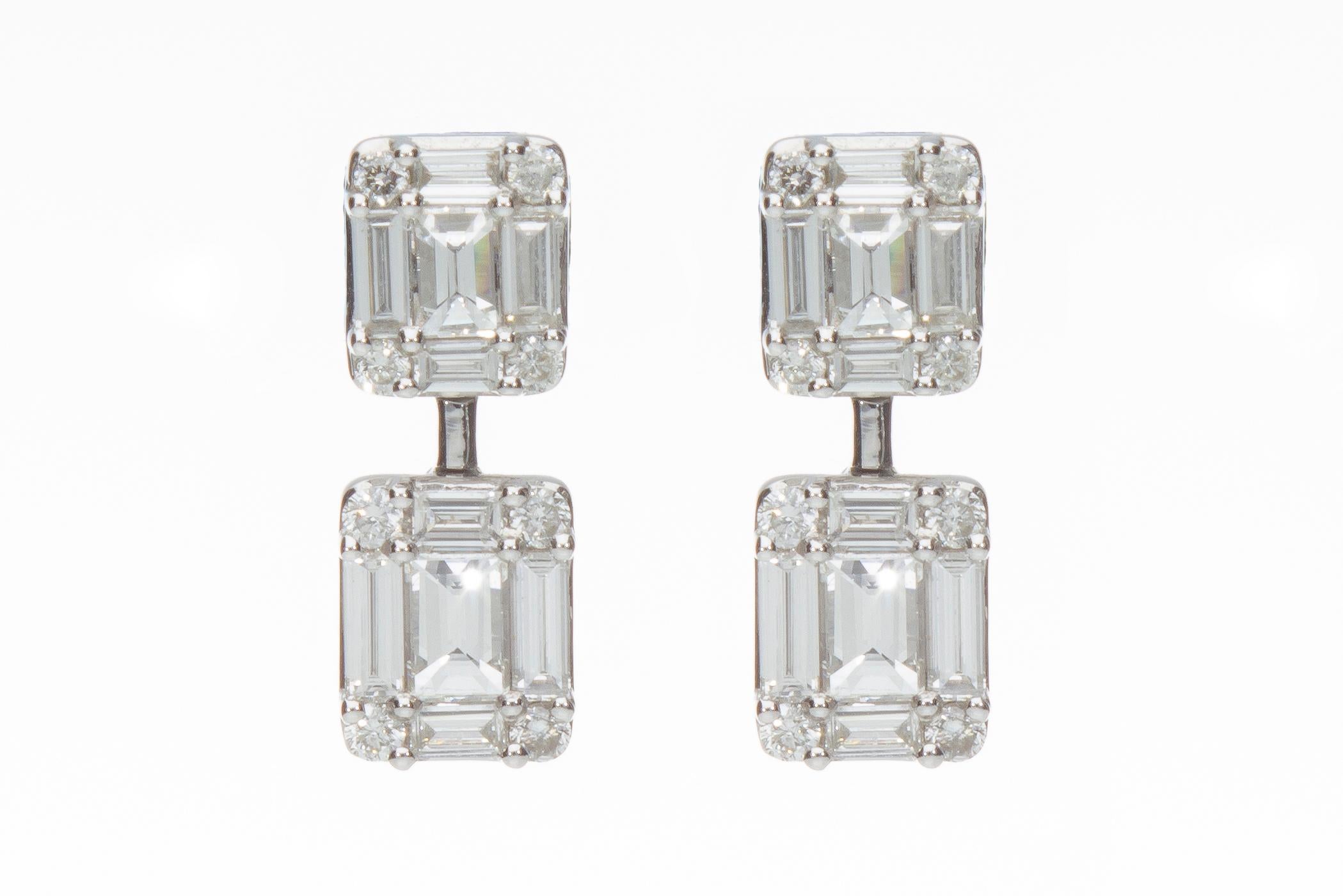 Los pendientes están formados por cuatro rectángulos de treinta y seis diamantes talla baguette y brillante, 
para un peso total de 1,15 ct.
Los pendientes son de oro blanco de 18 quilates.
Peso de los pendientes 3,5 gramos

-LA FABRICACIÓN SE