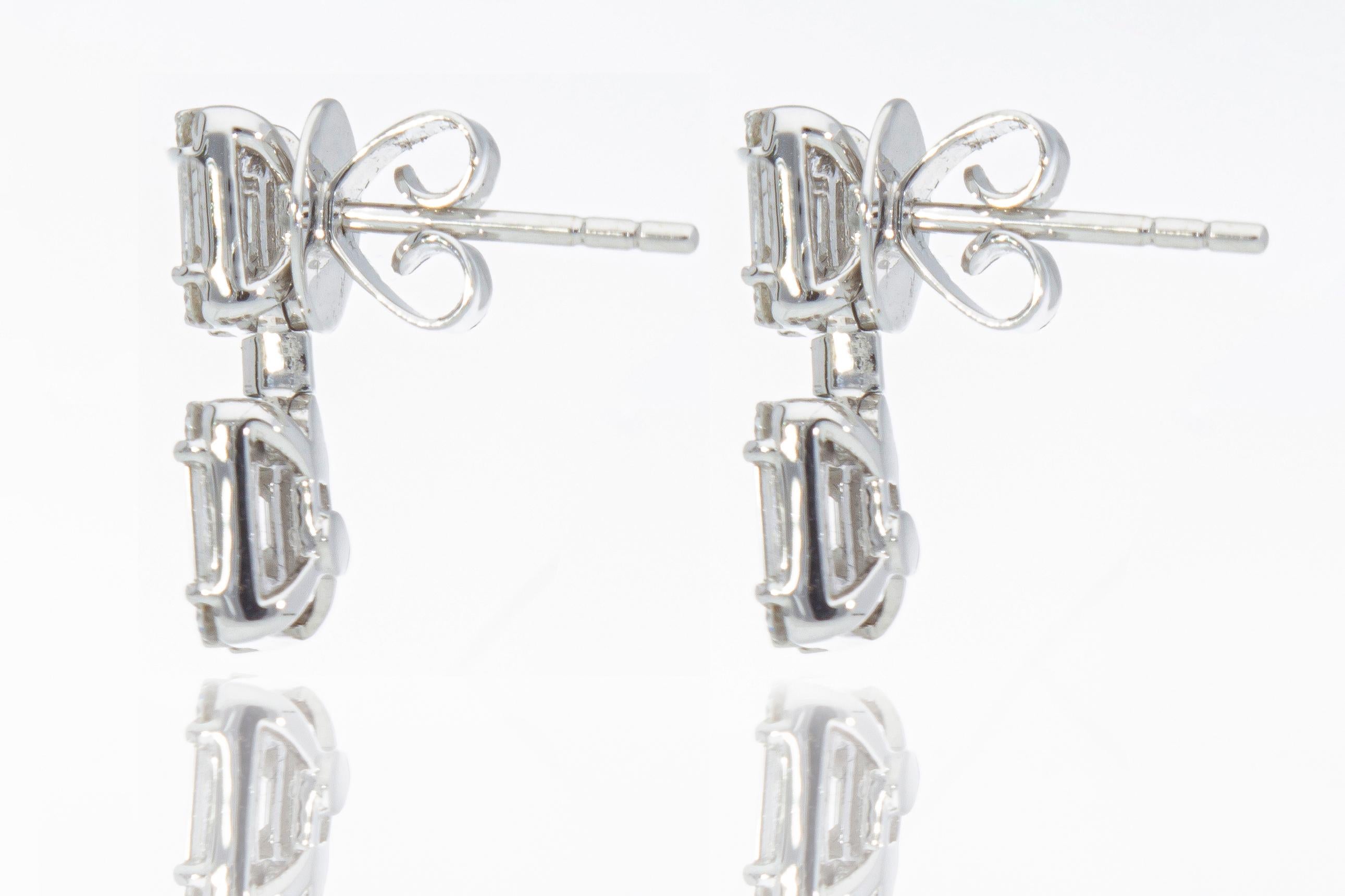 Earrings with 1.15 Ct of Baguette and Brilliant Cut Diamonds For Sale 2