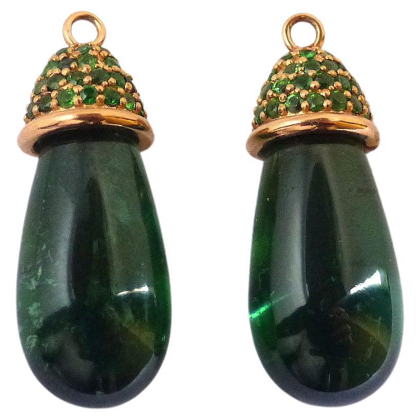 Thomas Leyser est réputé pour ses créations de bijoux contemporains utilisant des pierres précieuses fines.

Cette paire de cintres en or rouge 18k avec 2 briolets en Tourmaline de 33,25cts. et 25x10,5x7,5mm et 70 Tsavorites de 1,3mm et 0,70cts. et