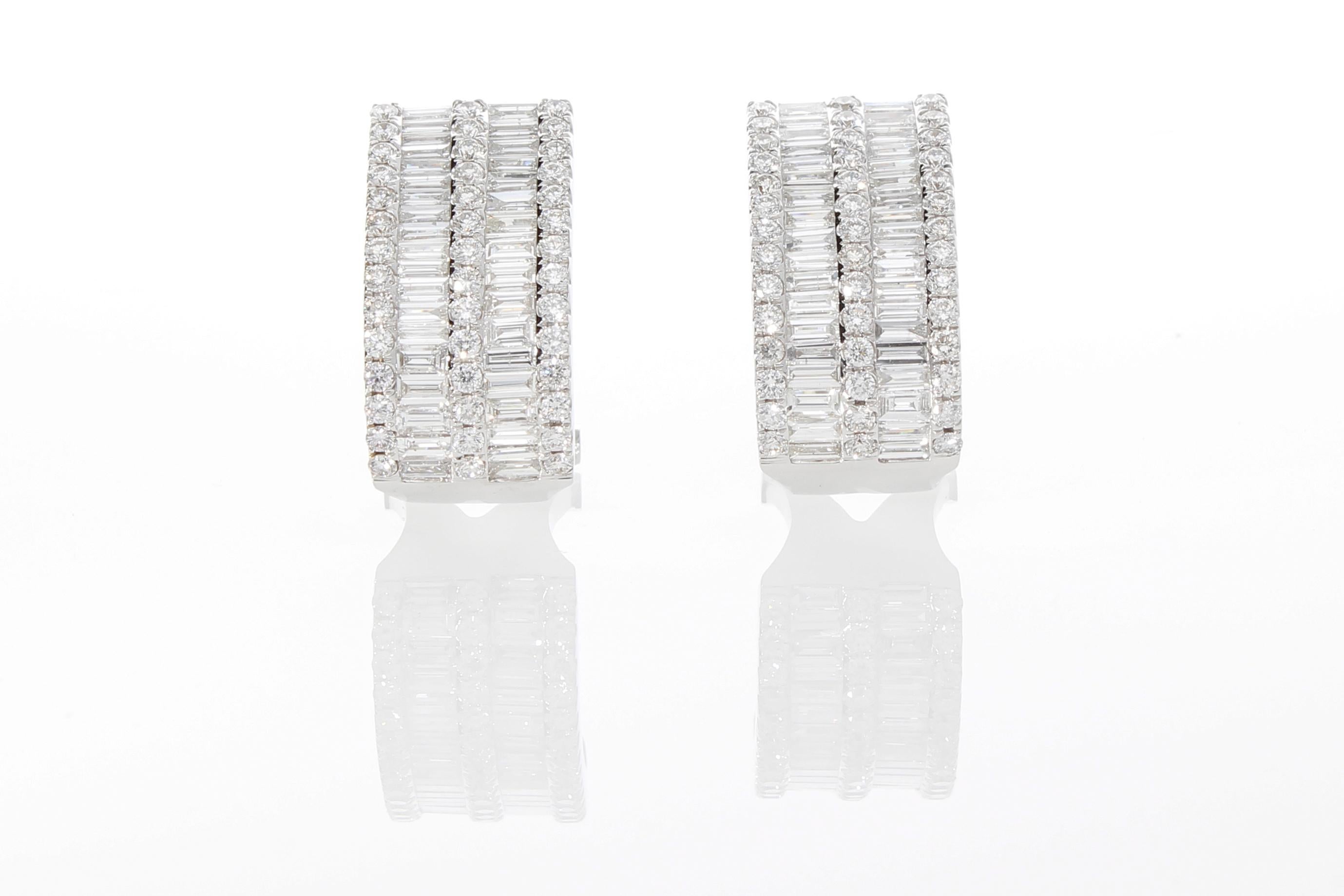 Boucles d'oreilles en or 18 carats avec 2,60 carats de diamants taille baguette et diamants en vente 5