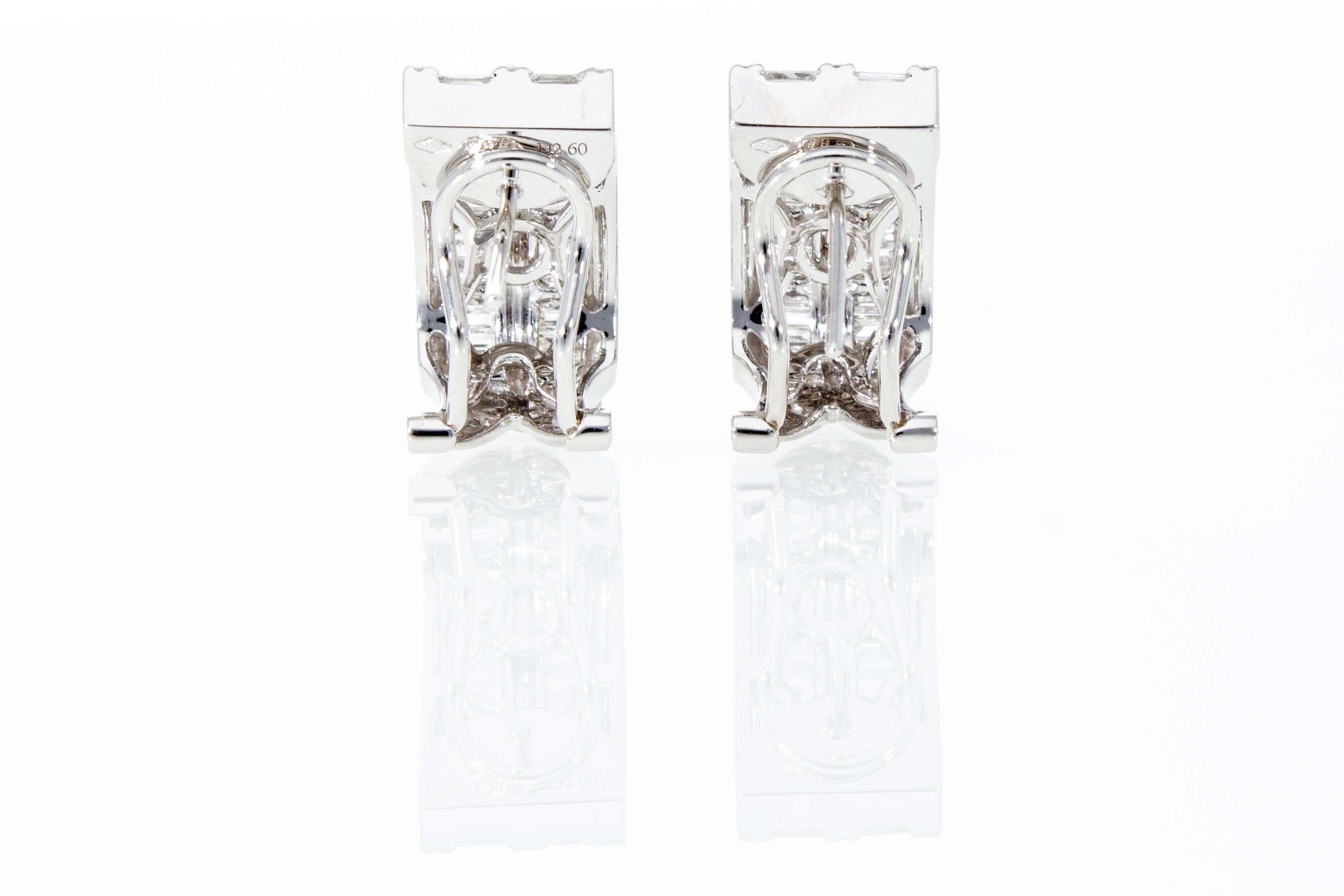 Boucles d'oreilles en or 18 carats avec 2,60 carats de diamants taille baguette et diamants en vente 7