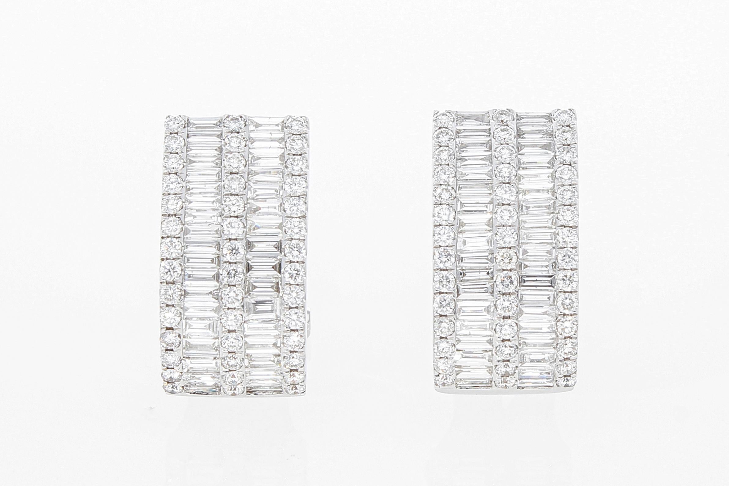 Earrings with 2.60 Ct of Baguette and Diamond Cut Diamonds, 18 Kt Gold In New Condition For Sale In Rome, IT