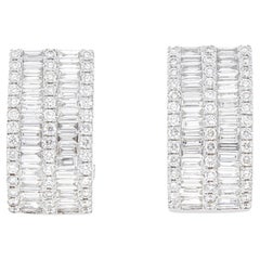 Boucles d'oreilles en or 18 carats avec 2,60 carats de diamants taille baguette et diamants