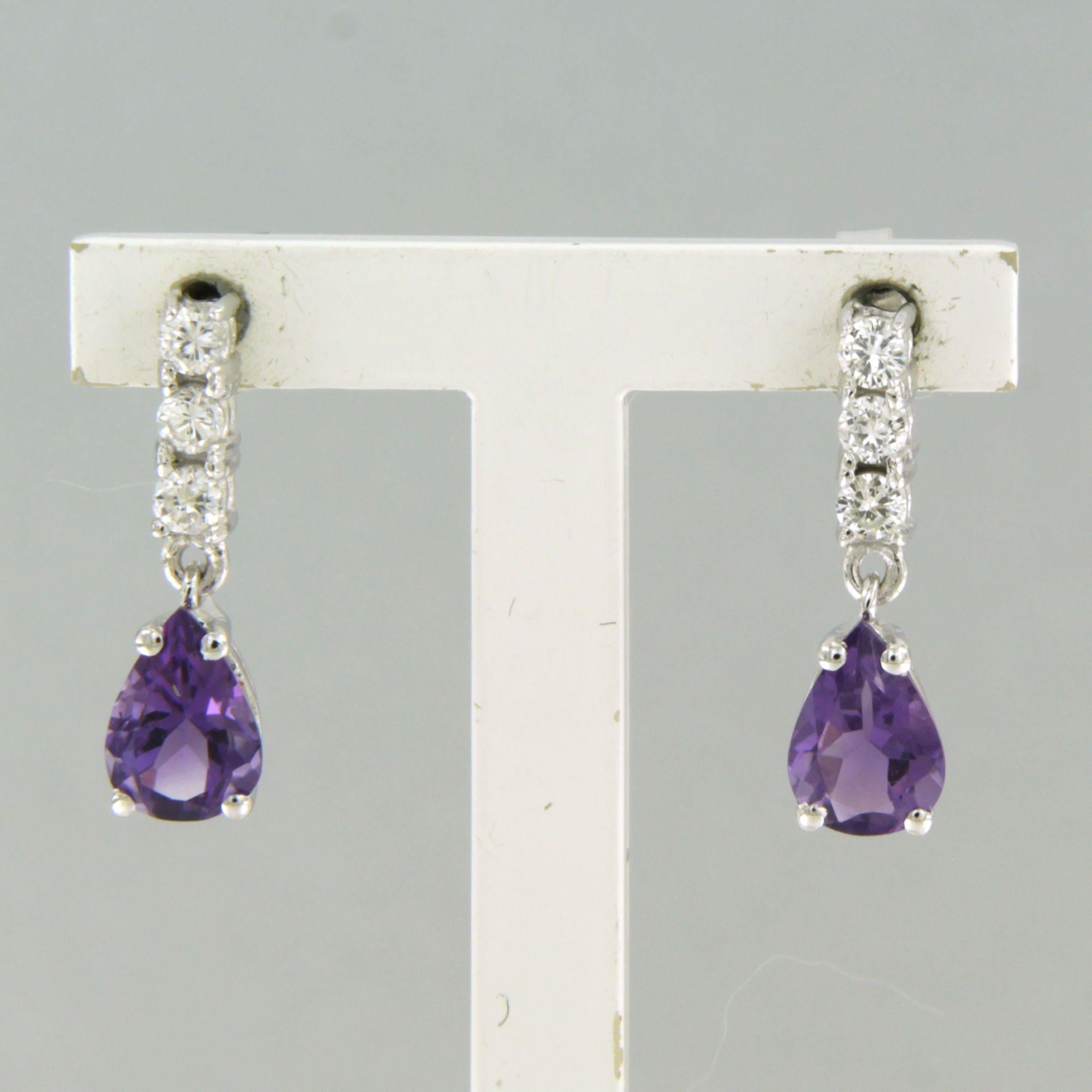 Boucles d'oreilles en or blanc 18k serties d'améthyste et de diamants taille brillant, environ 0,24 ct - F/G - VS/SI

Description détaillée :

Les boucles d'oreilles mesurent 1,7 cm de haut et 5,0 mm de large.

Poids total : 2,4 grammes

Set avec