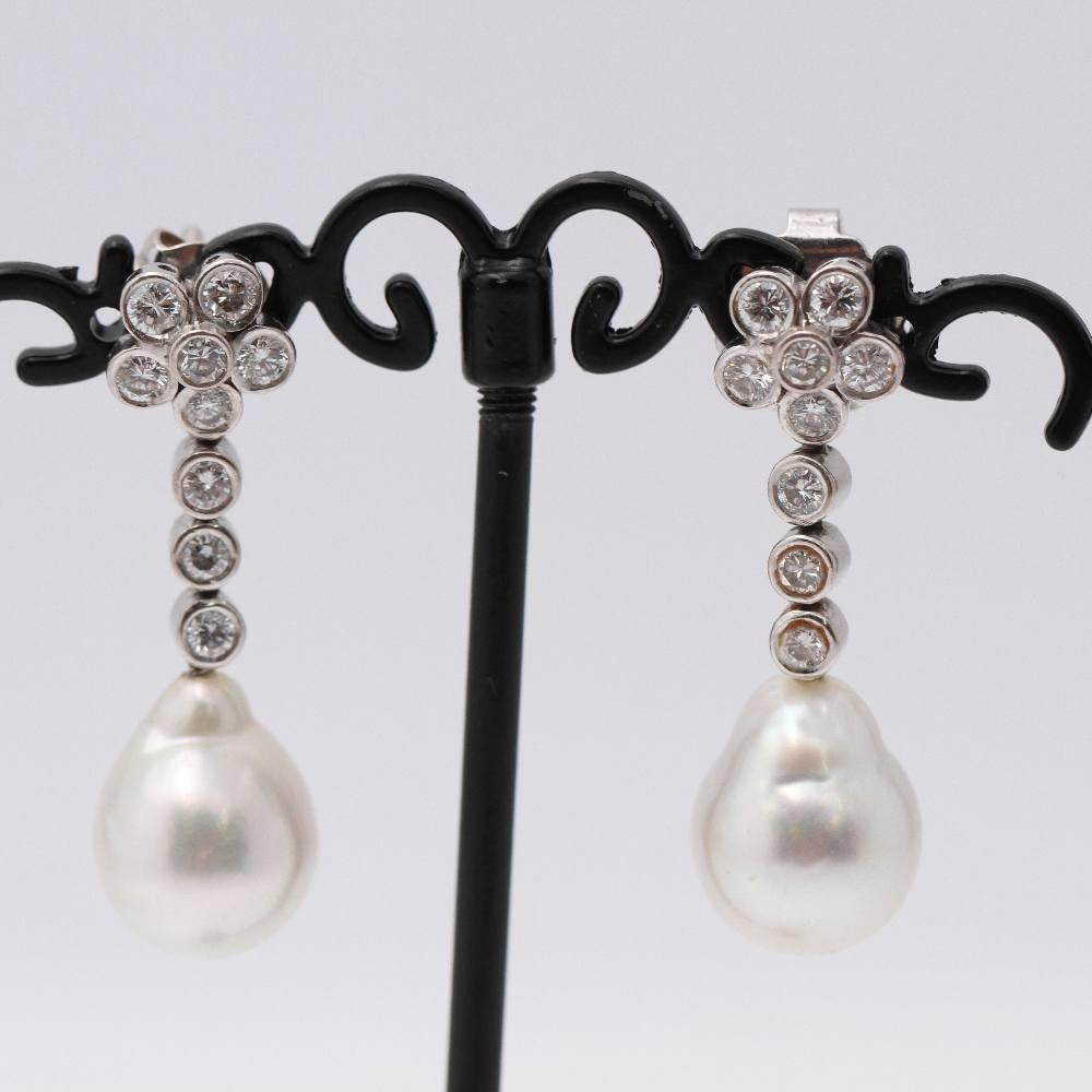 Earrings with Australian Pearl and Diamonds In Excellent Condition For Sale In BARCELONA, ES