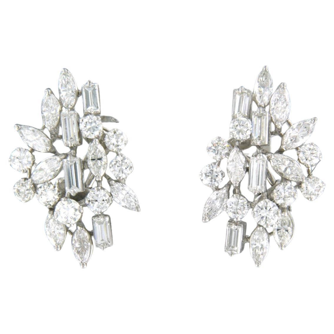 950Pt platinum clip earrings with 18k white gold clip earrings set with baguette, marquise and brilliant cut diamonds. 7.50ct - F/G - VS/SI

Detailed description:

The size of the earclip is 3.0 cm long by 1.9 cm wide

Weight 16.1 grams

Set with

-