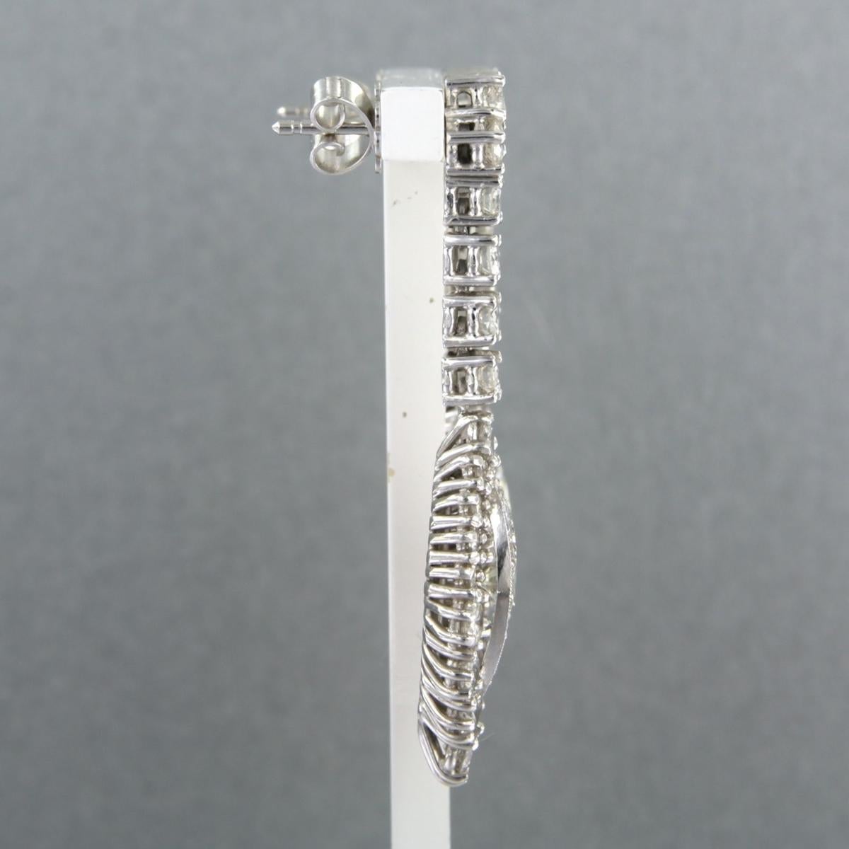 Boucles d'oreilles en or blanc 14k serties de diamants taille brillant jusqu'à 4.60 ct

Description détaillée :

Les boucles d'oreilles mesurent 4,5 cm de long et 1,4 cm de large.

Poids : 12,8 grammes

Set avec :

- 2 diamants de 4,1 mm de taille