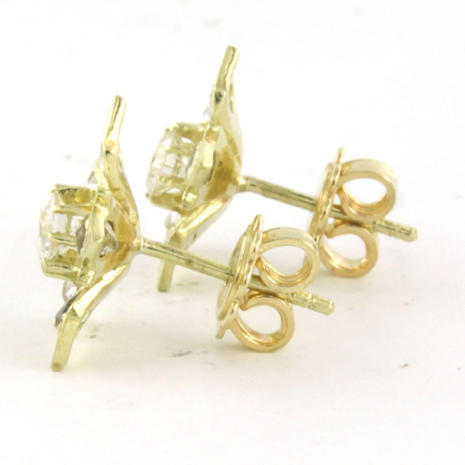 Boucles d'oreilles en or jaune 14k serties de diamants taille brillant et taille rose jusqu'à 0,80 ct - F/G - VS/SI

Description détaillée :

La partie supérieure du goujon mesure 1,4 cm de large.

Poids : 4.0 grammes

Set avec :

- 2 diamants de