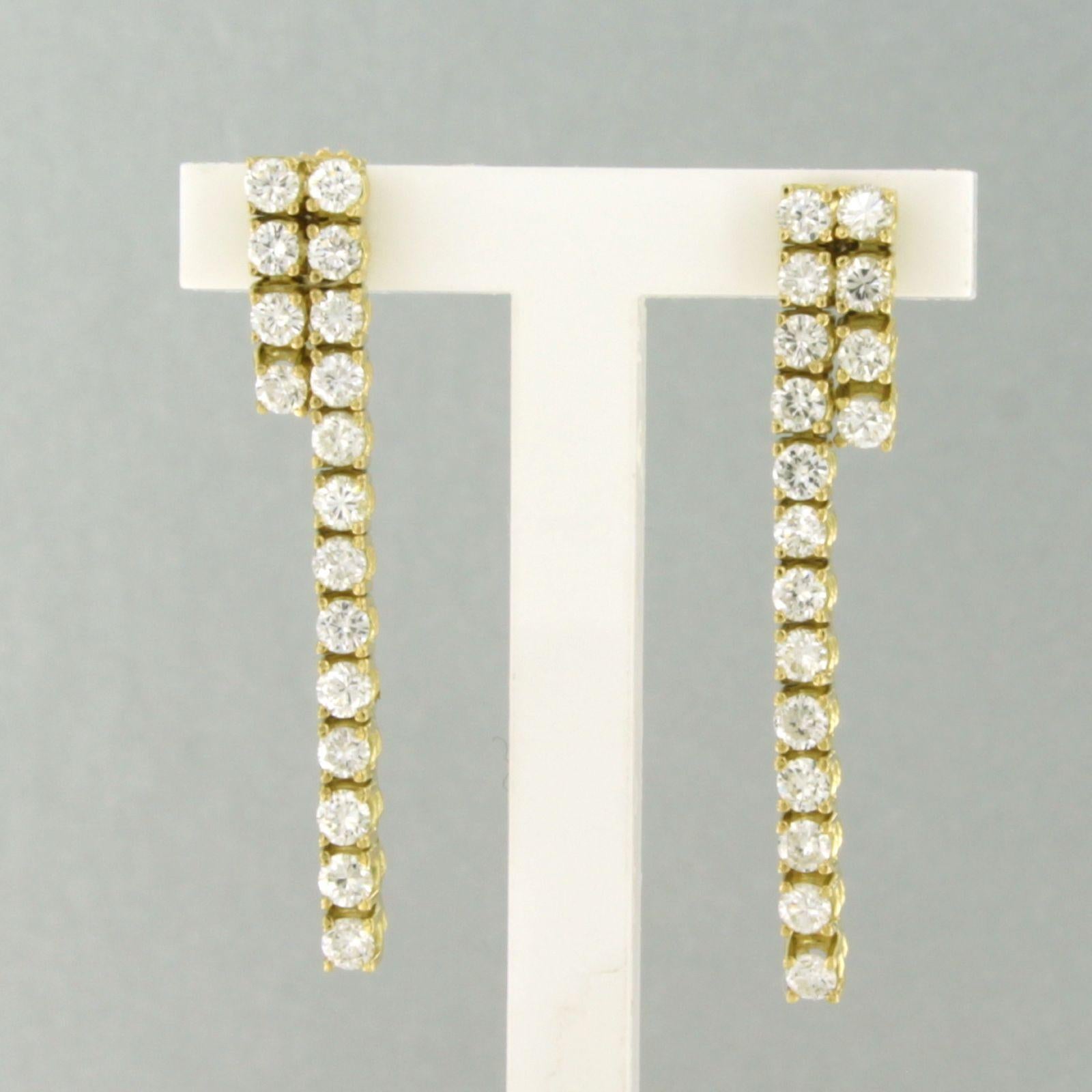 Ohrringe aus 18 Karat Gelbgold, besetzt mit Diamanten im Brillantschliff 1,00ct - F/G - VS/SI 

ausführliche Beschreibung

die Größe der Ohrringe ist 3,0 cm hoch und 4,5 mm breit

Gewicht: 3,8 Gramm

gesetzt mit

- 34 x 2,0 mm Diamanten im