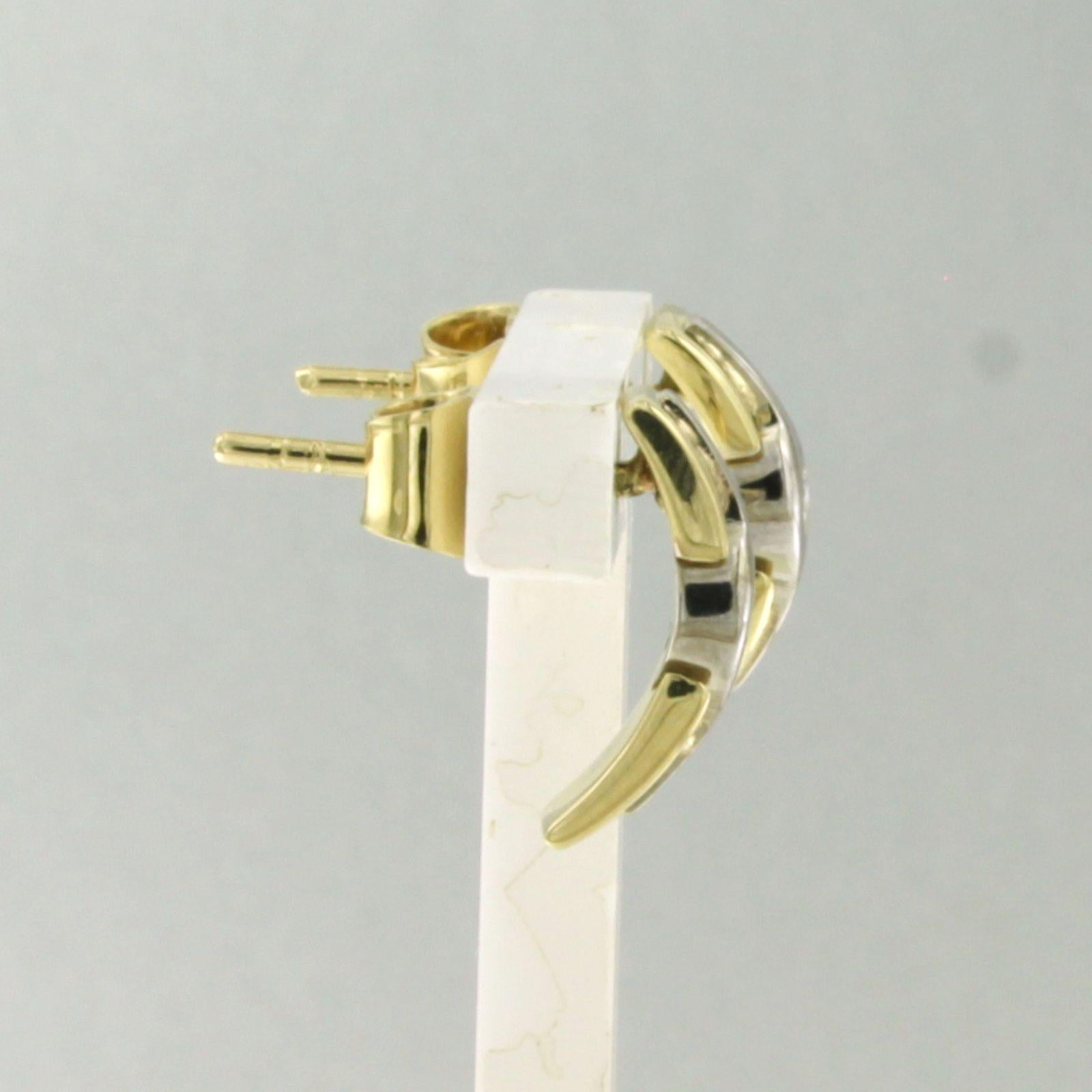 Ohrstecker aus 14k Bicolor-Gold, besetzt mit Diamanten im Brillantschliff von bis zu 0,06 ct - F/G - VS/SI

Ausführliche Beschreibung:

Die Oberseite des Stifts ist 1,3 cm breit und 4,3 mm tief.

Gewicht: 2,9 Gramm

Set mit:

- 2 x 1,9 mm große