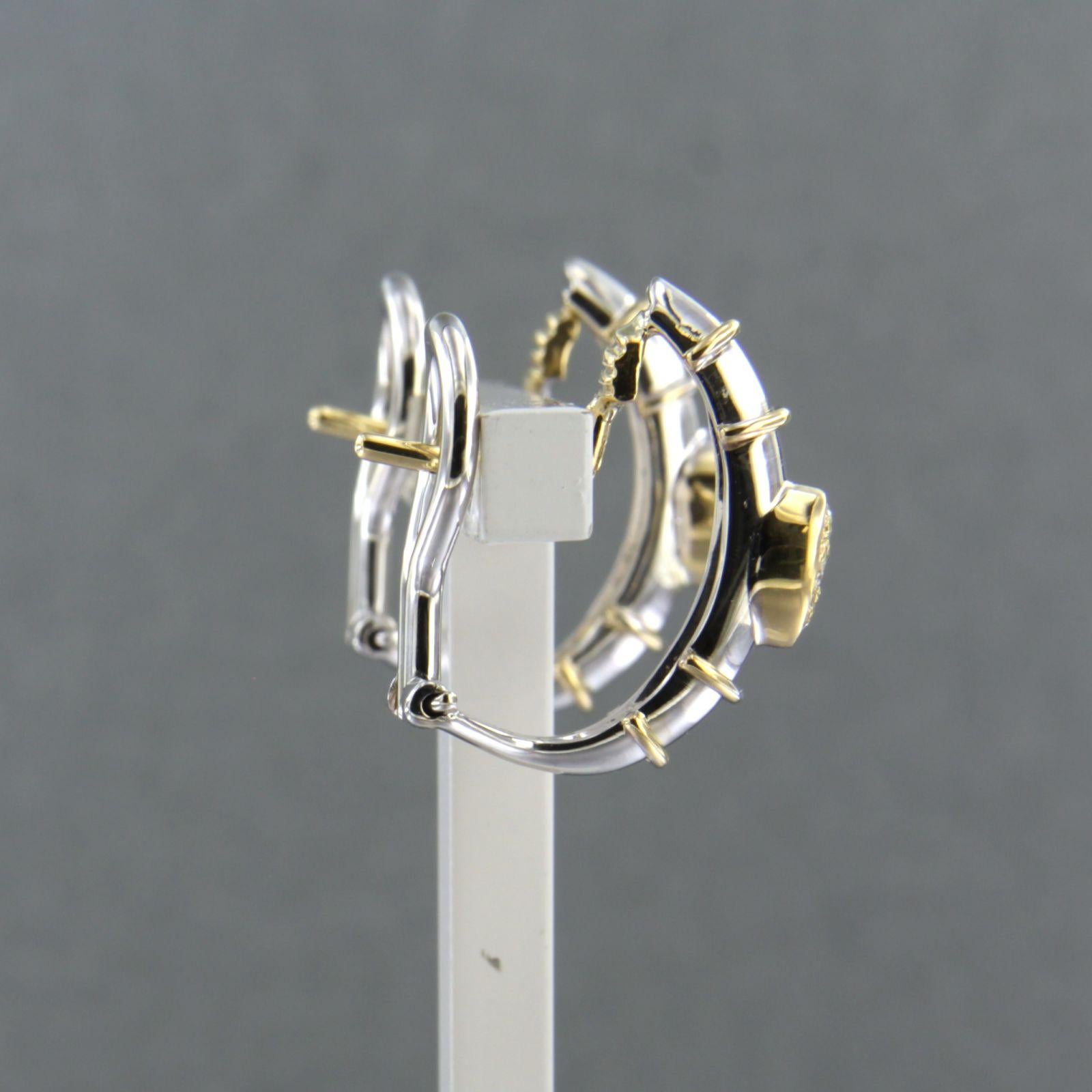 Ohrringe aus 18 Karat Bicolor-Gold, besetzt mit Diamanten im Brillantschliff. 0,08ct - F/G - VS/SI

detaillierte Beschreibung:

Die Vorderseite des Ohrclips ist 1,8 cm lang und 4,6 mm breit.

Gewicht 6,5 Gramm

beschäftigt mit

- 8 x 1,7 mm große