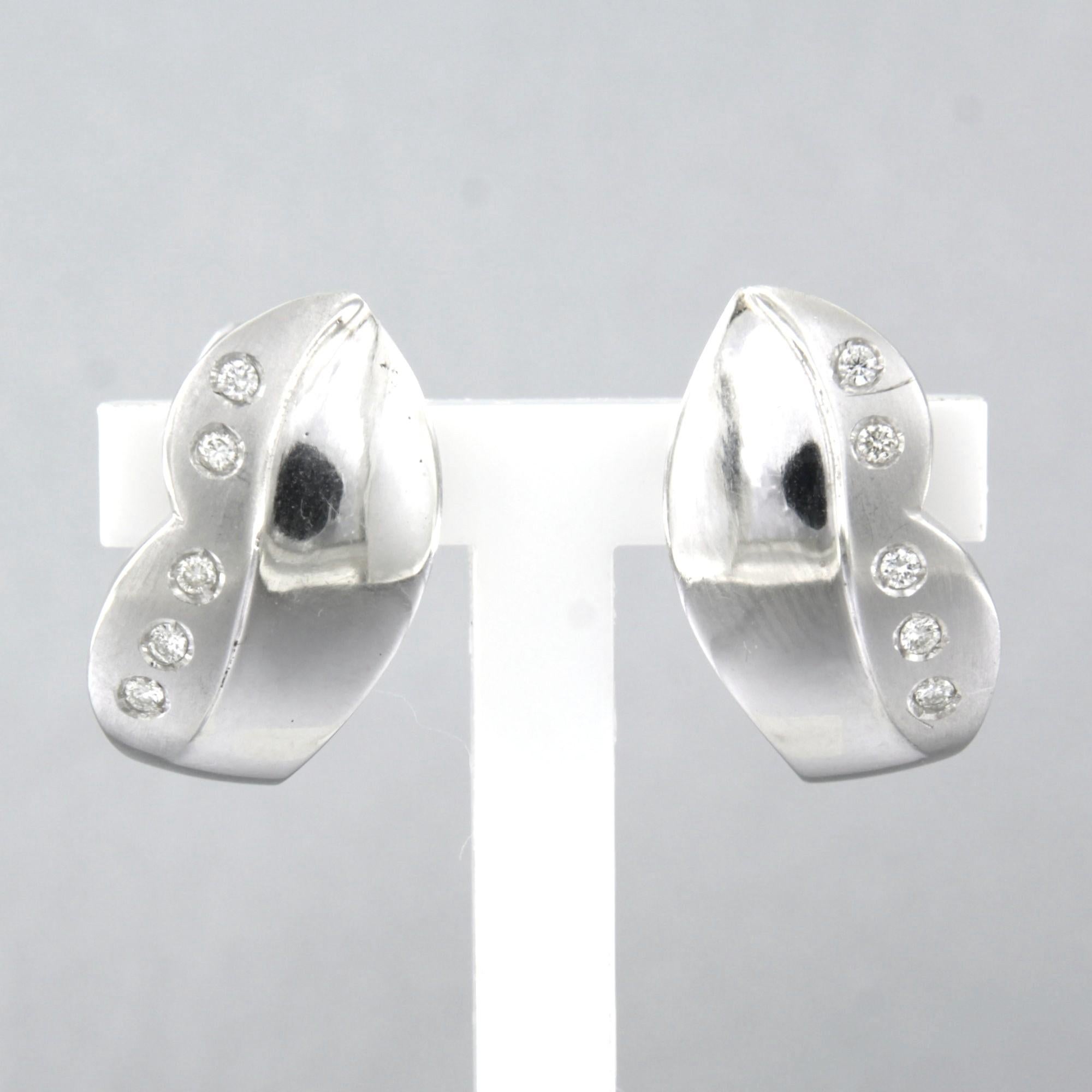 Boucles d'oreilles clips en or blanc 18k serties d'un diamant taille brillant, 0.15 ct F/G VS/SI

Description détaillée :

Les boucles d'oreilles mesurent 1,8 cm de haut et 1,0 cm de large.

Poids total : 5,0 grammes

Set avec :

- 10 diamants de