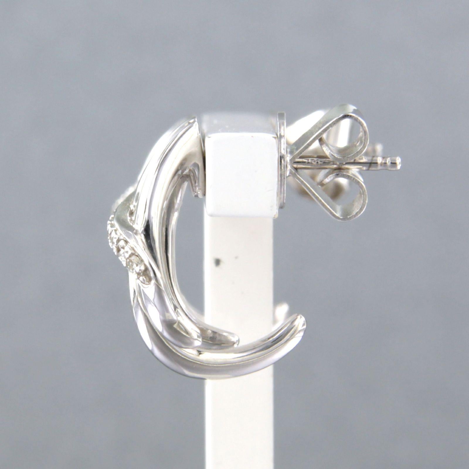 Boucles d'oreilles en or blanc 18k serties de diamants taille brillant jusqu'à 0,15 ct - F/G - VS/SI

Description détaillée

Le sommet du goujon mesure 1,4 cm de haut et 1,0 cm de large.

Poids : 6.4 grammes

Ensemble avec

- 18 x 1,0 mm - 1,5 mm